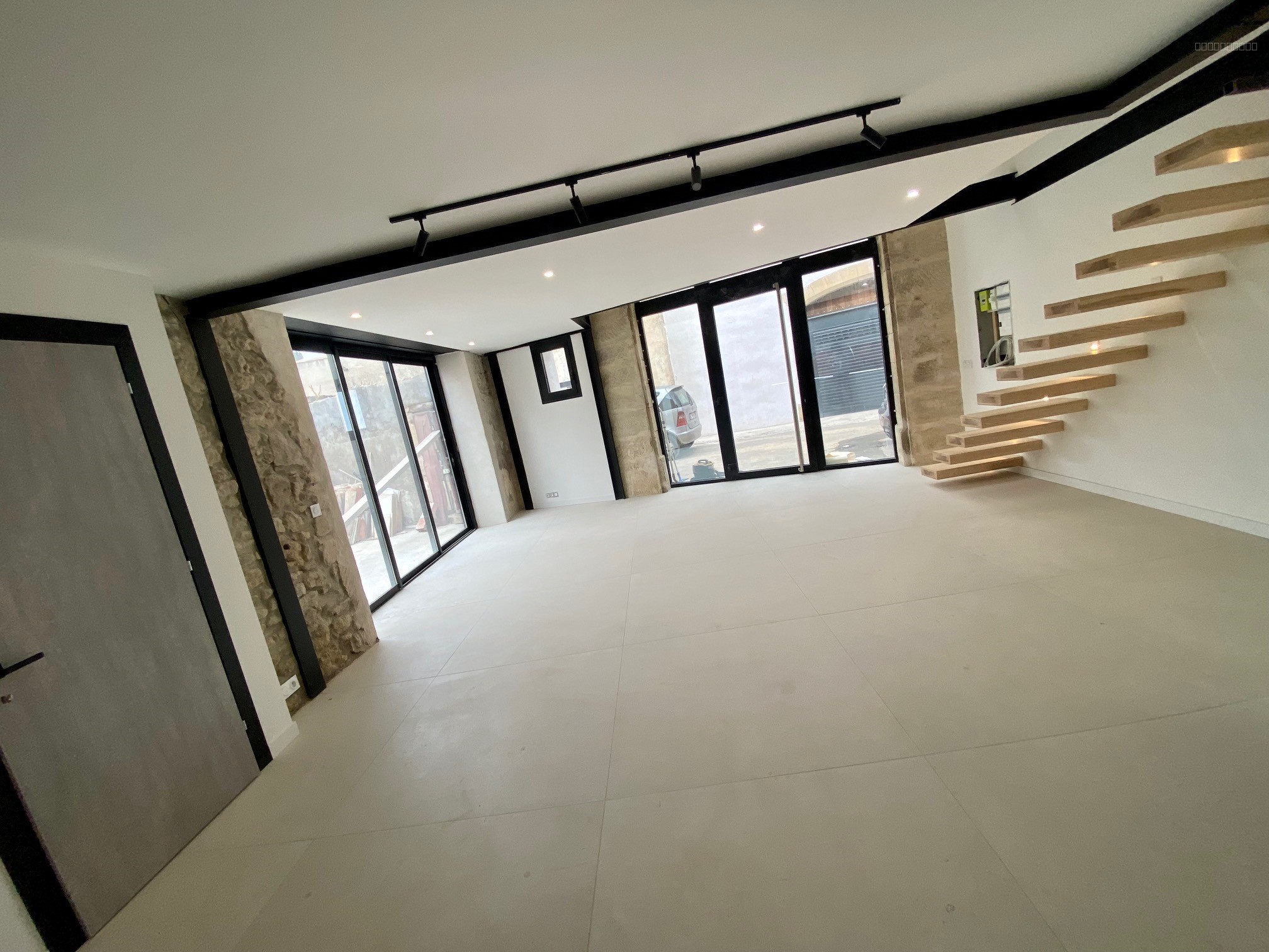 SAINT JEAN DE VEDAS   RARE   LOFT ART DECO NEUF T3/4 de 96m2 avec une COUR de 30m2 intimiste très ENSOLLEILLEE — photo 3