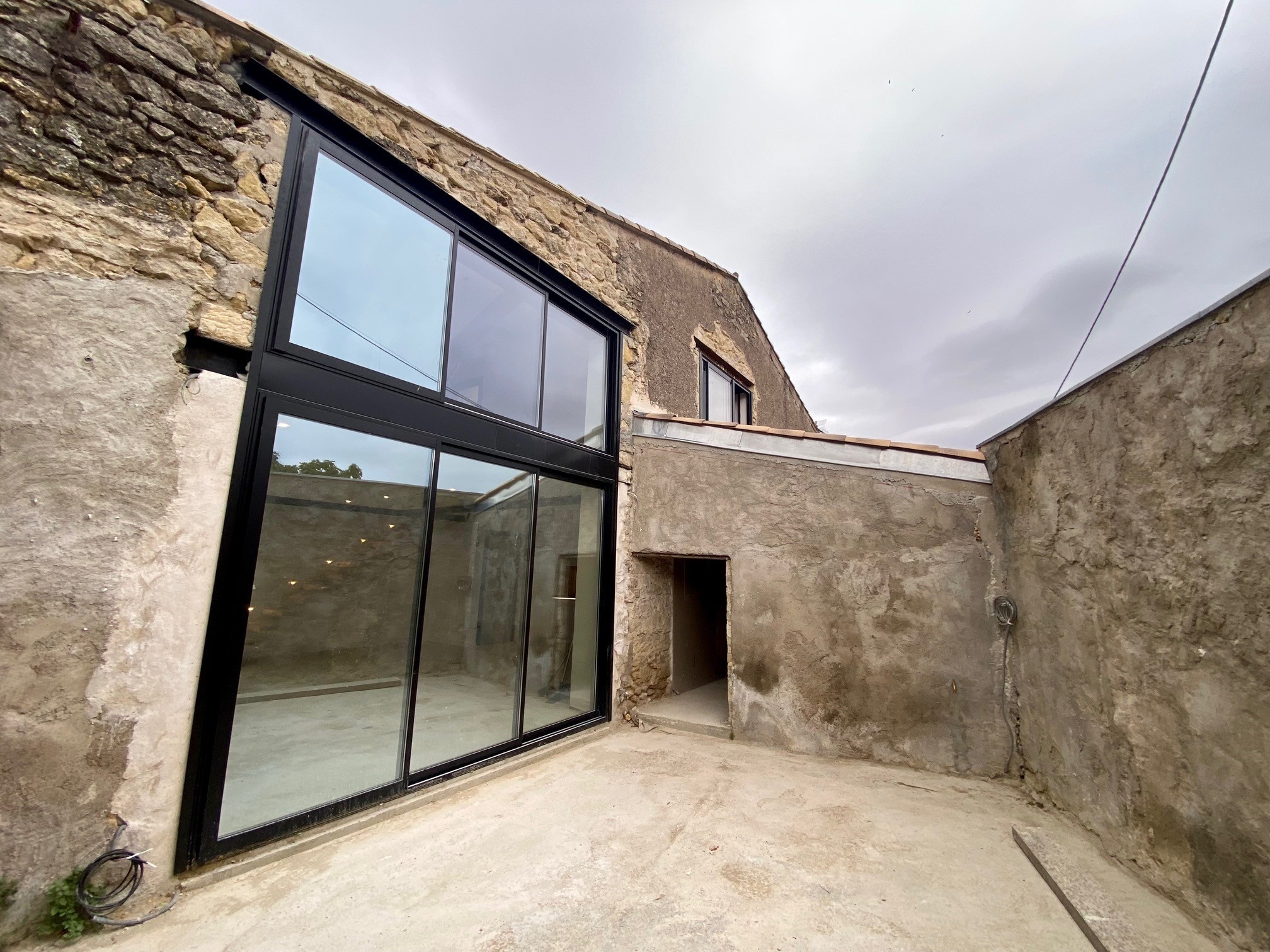 SAINT JEAN DE VEDAS   RARE   LOFT ART DECO NEUF T3/4 de 96m2 avec une COUR de 30m2 intimiste très ENSOLLEILLEE — photo 4