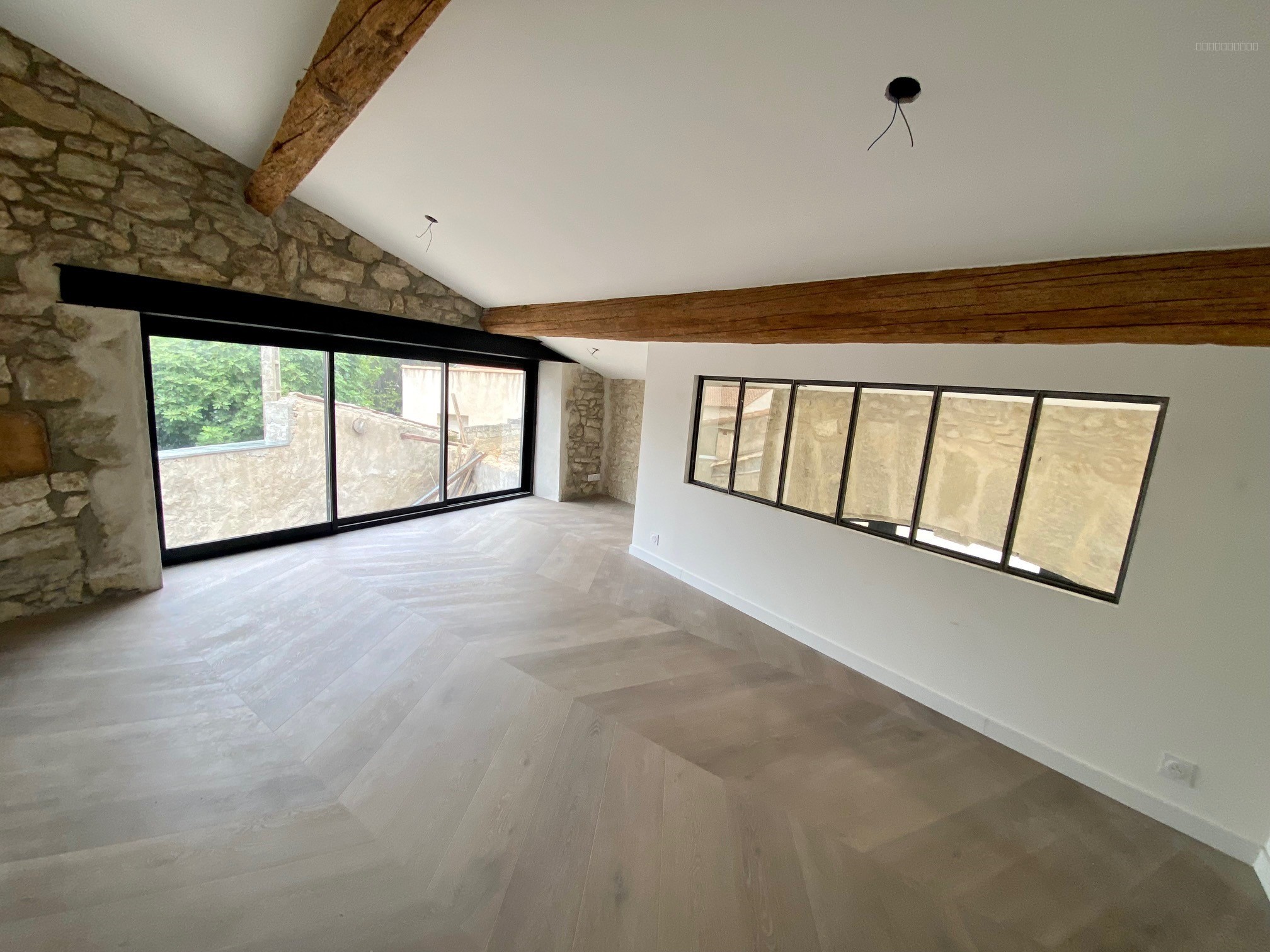 SAINT JEAN DE VEDAS   RARE   LOFT ART DECO NEUF T3/4 de 96m2 avec une COUR de 30m2 intimiste très ENSOLLEILLEE — photo 7