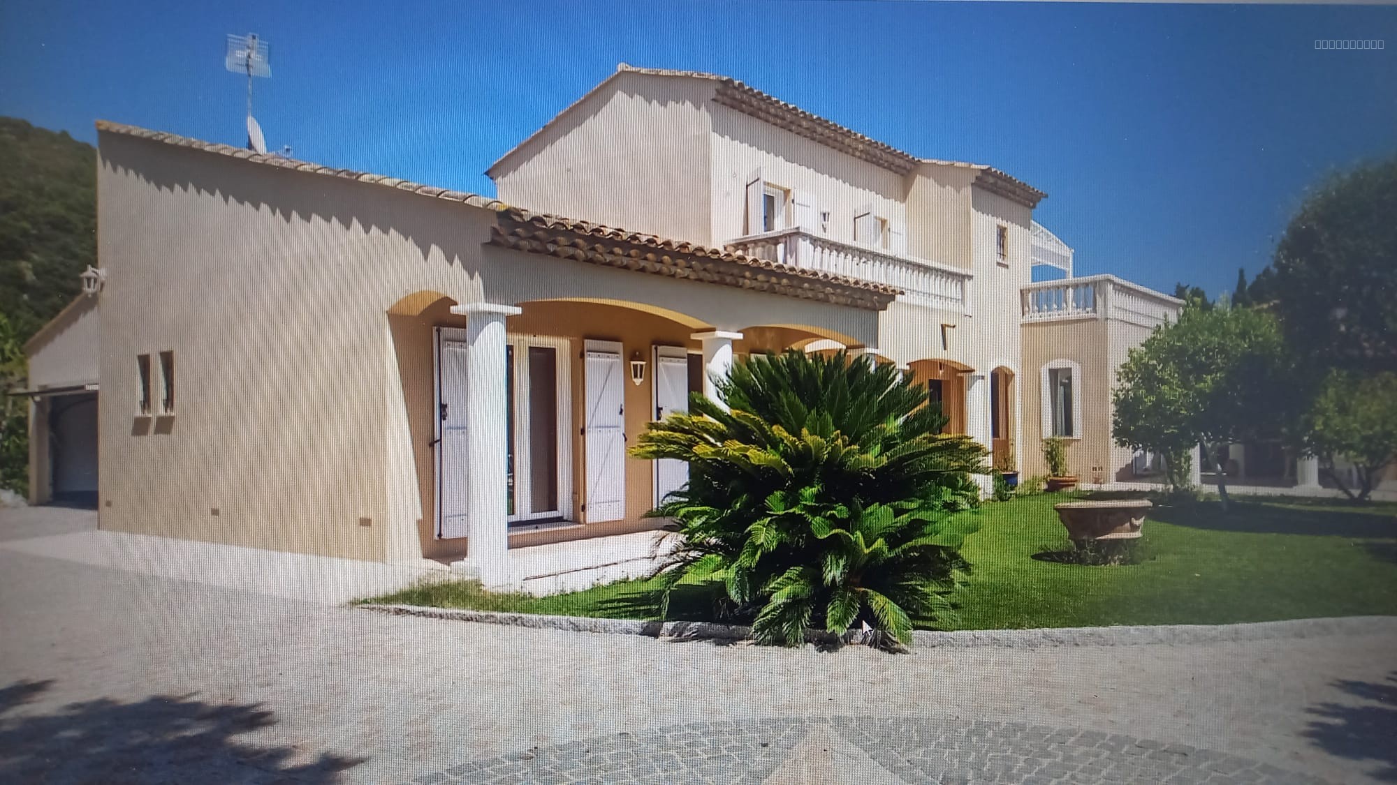VILLEFRANCHE-SUR-MER - Dans le domaine fermé du Castellet superbe villa néo-provençale de 200 m2 avec piscine — photo 3