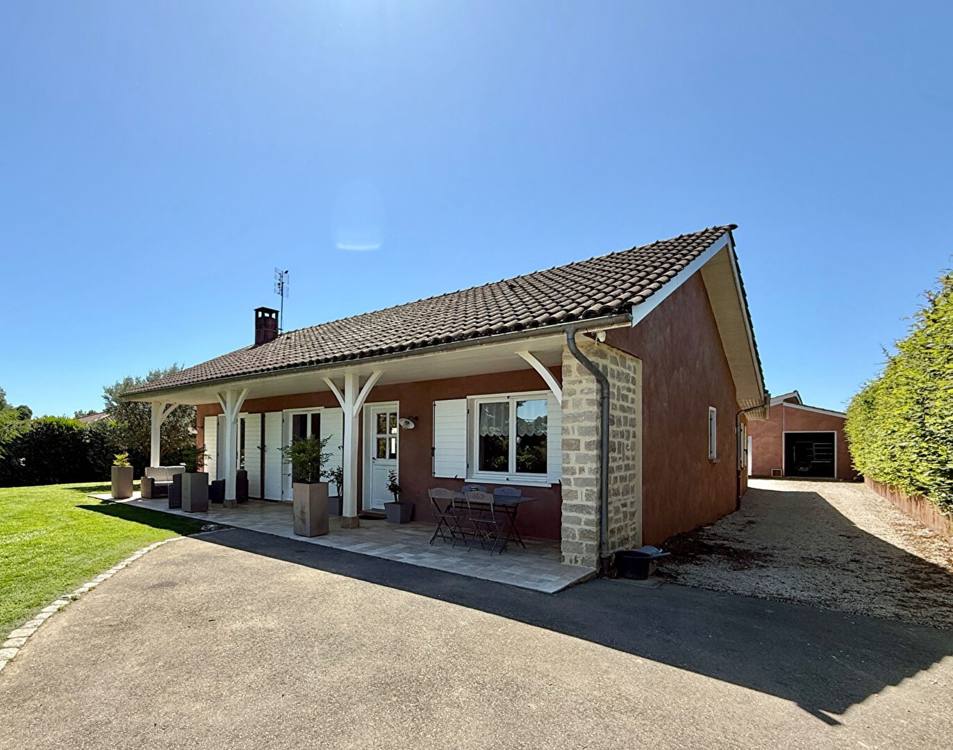 Maison plain pied 130 sur terrain 2.710 m2 avec piscine, garage et dépendance — photo 1