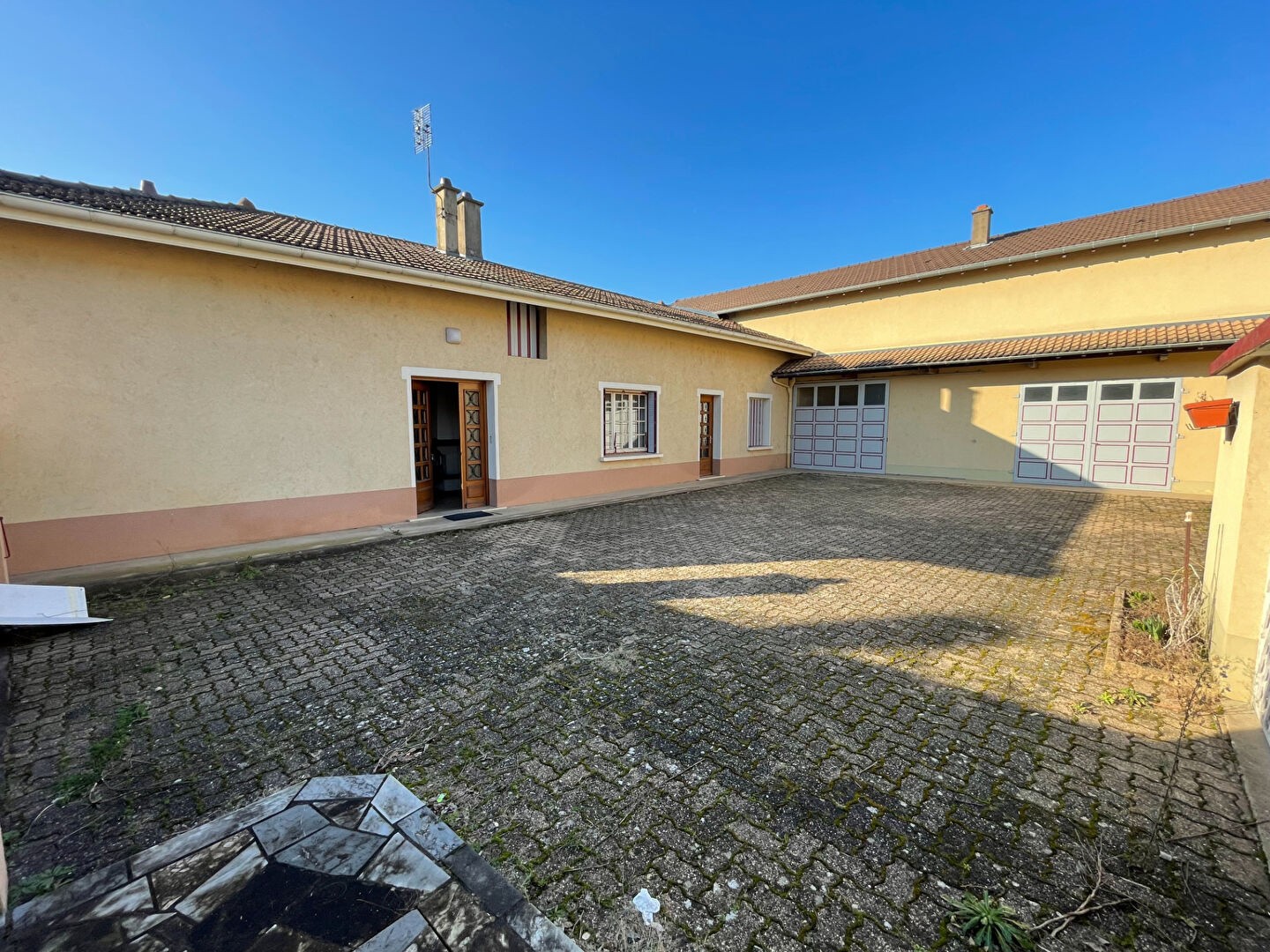 Maison à vendre à Manziat, 258 m², 4 pièces – photo 1 sur 18