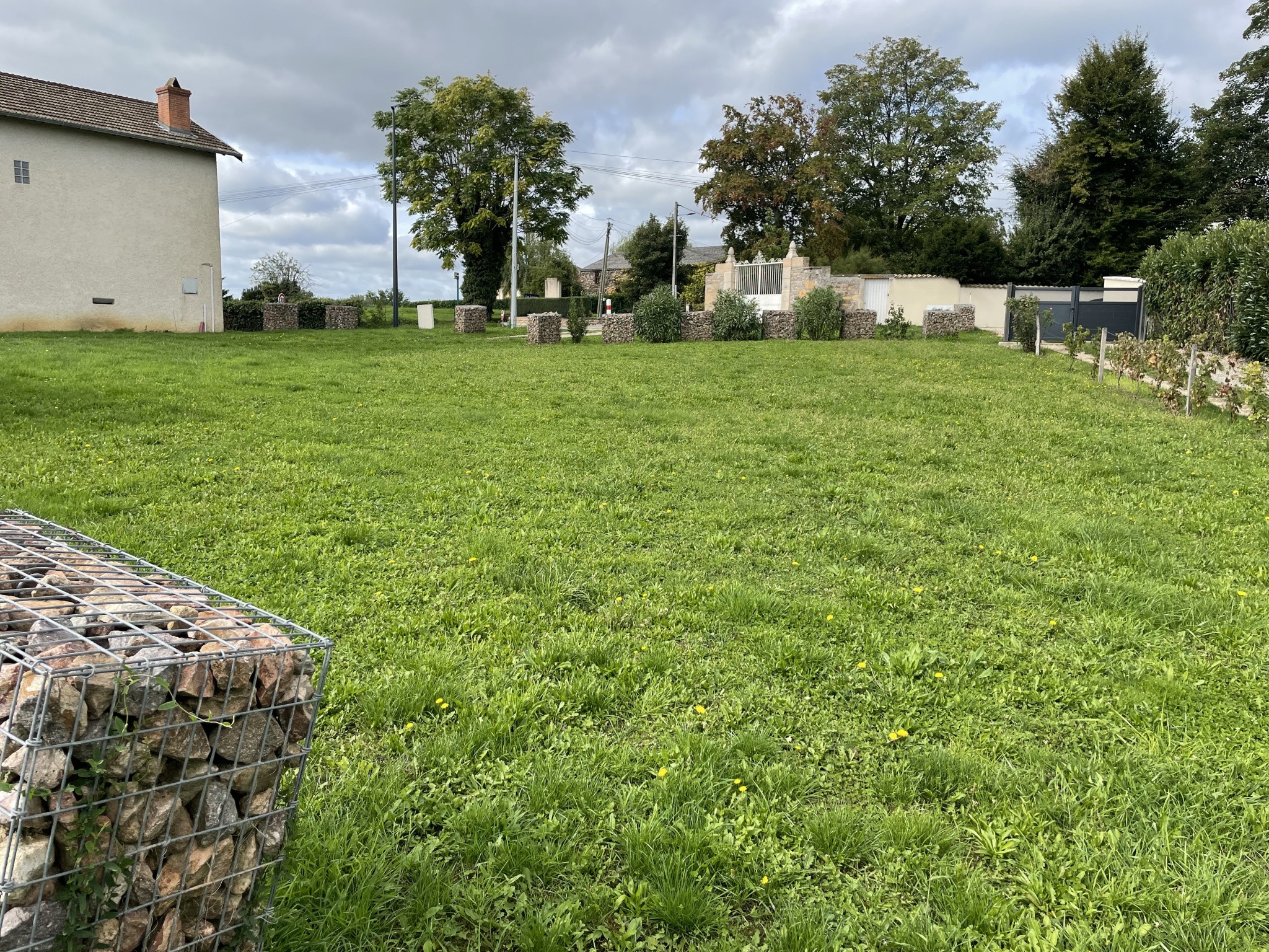 Bien immobilier à vendre à La chapelle de guinchay, 551 m² – photo 1 sur 3
