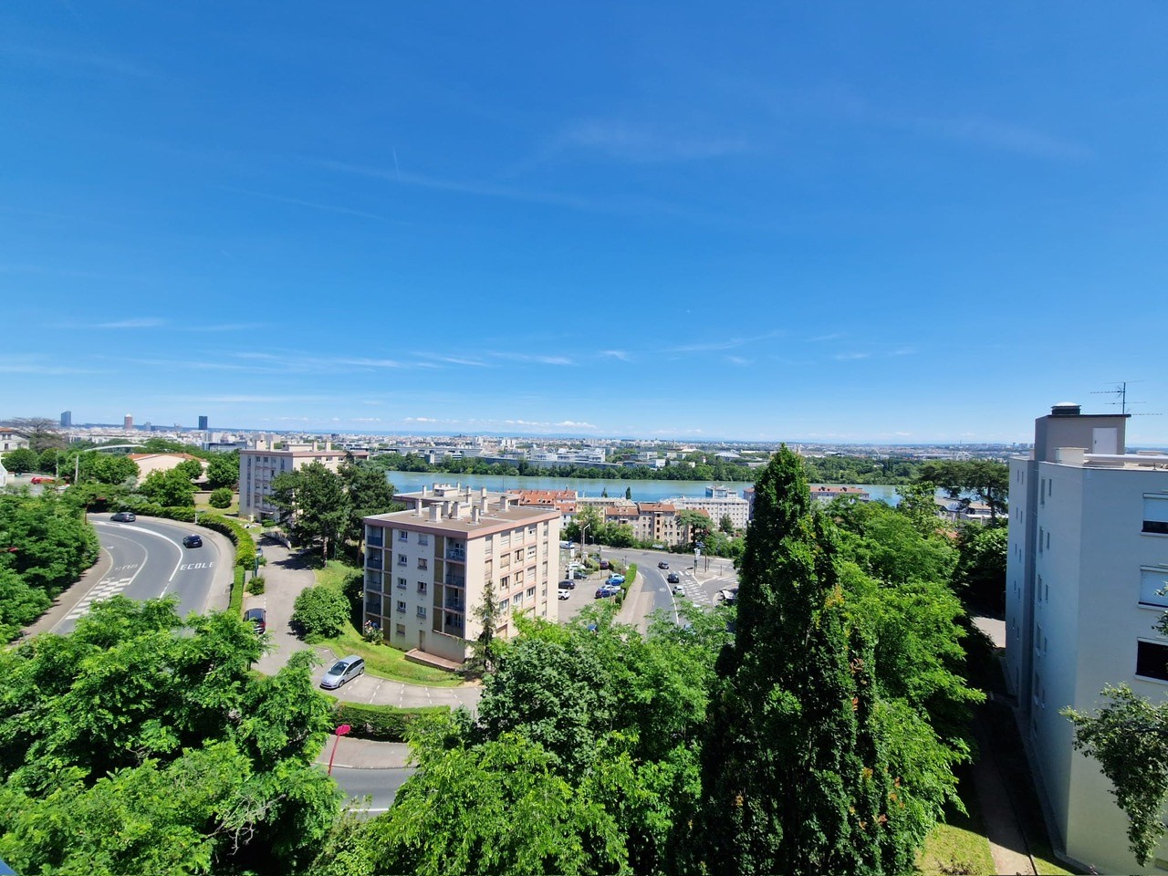 Parking / Box à louer à La mulatiere, 500 m² – photo 1 sur 3
