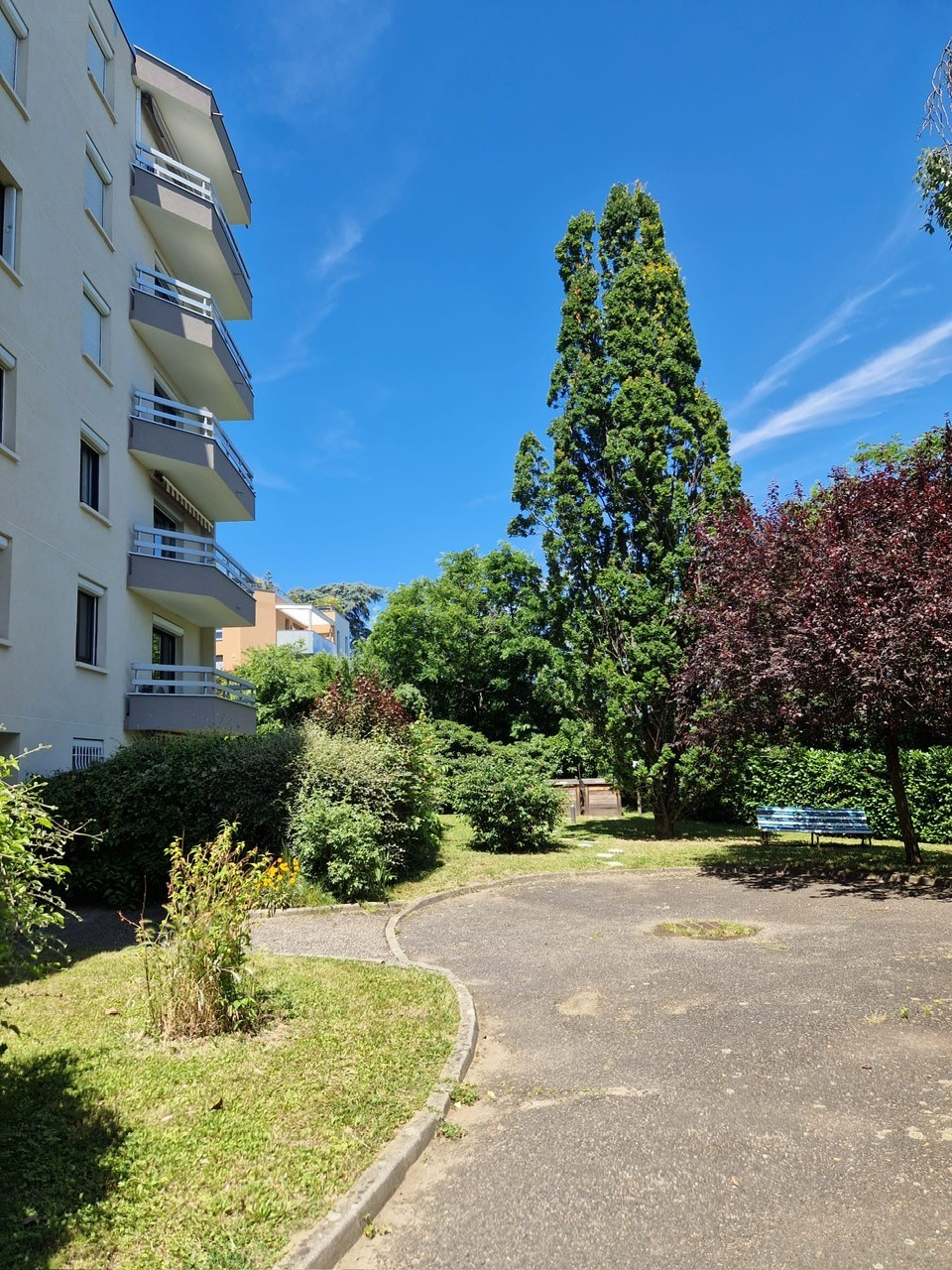 Parking / Box à louer à La mulatiere, 500 m² – photo 2 sur 3