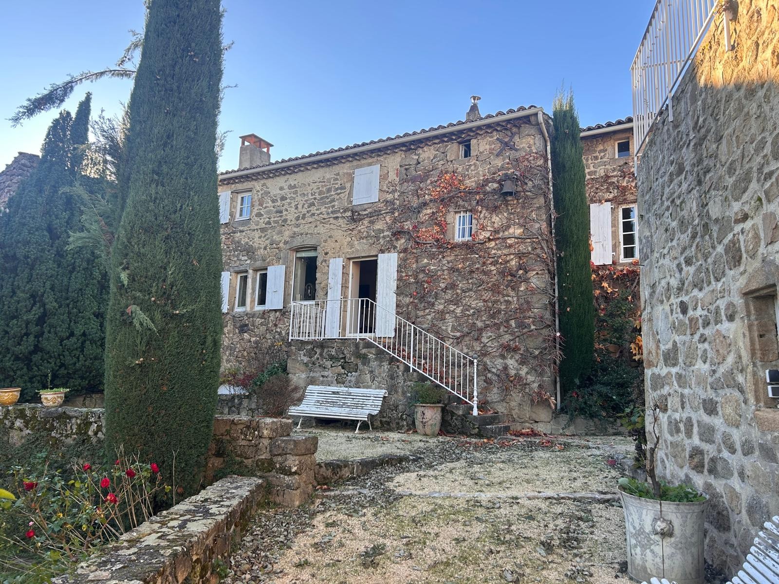 Bien immobilier à vendre à Peaugres, 472 m², 12 pièces – photo 1 sur 13