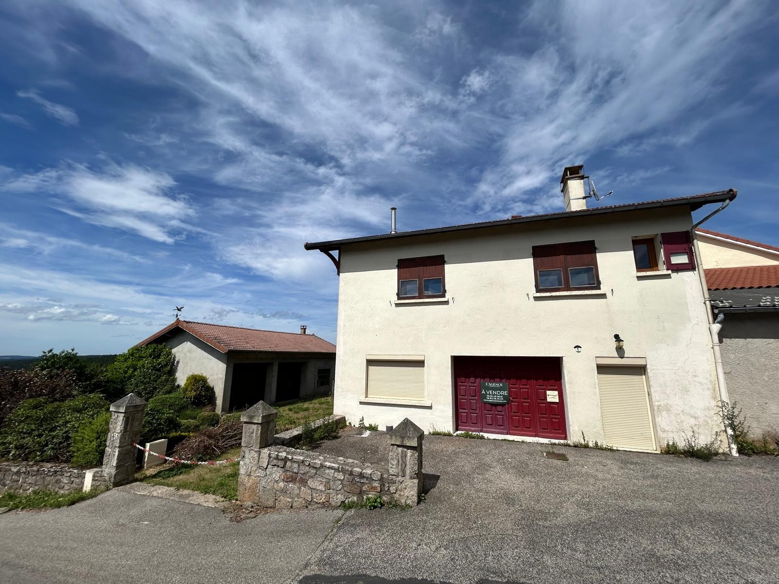 Maison à vendre dans le village de Saint-Bonnet-Le-Froid avec terrain et garage. — photo 1