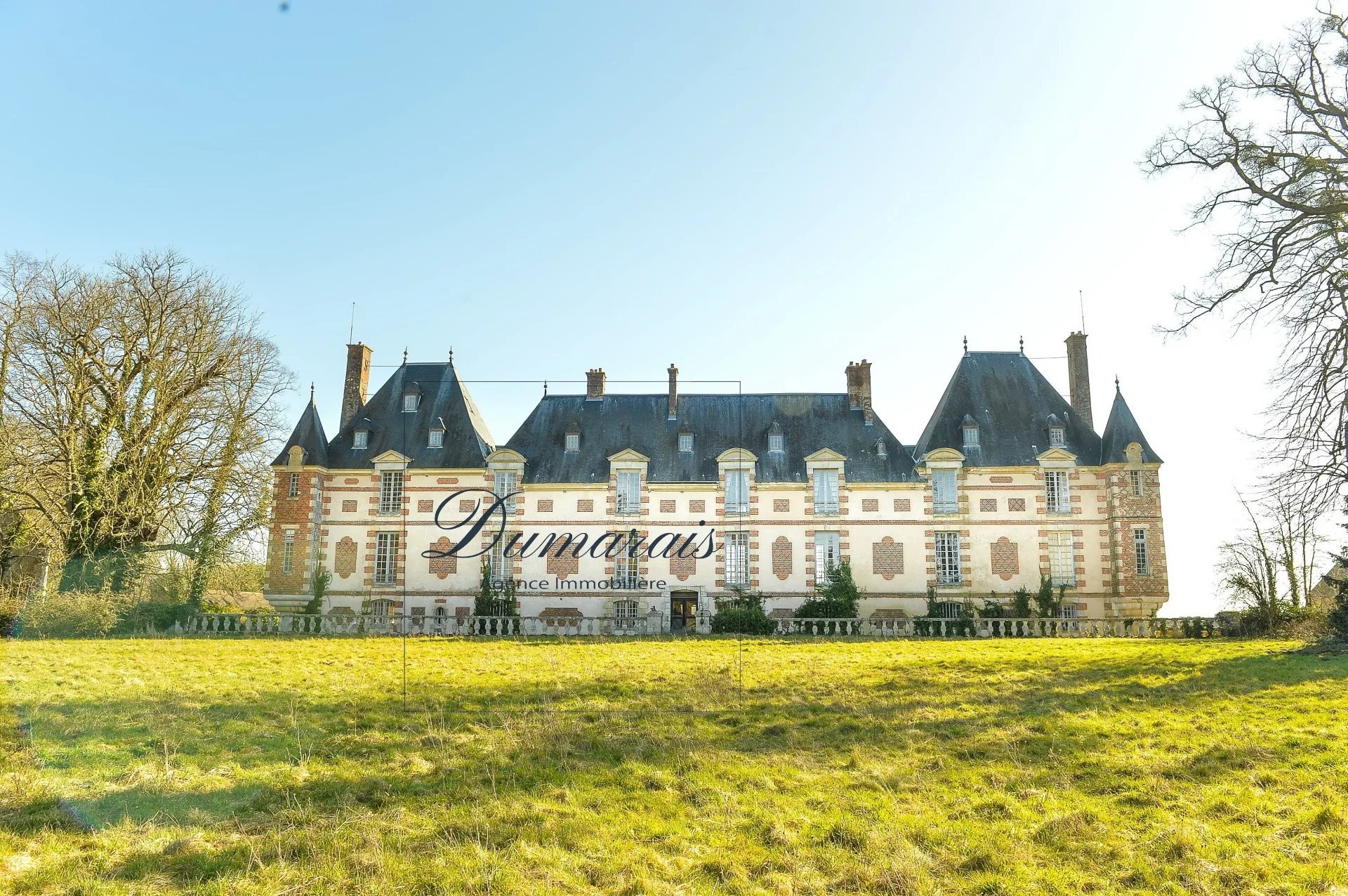 Château à vendre à Douains, 2 900 m², 32 pièces – photo 1 sur 20