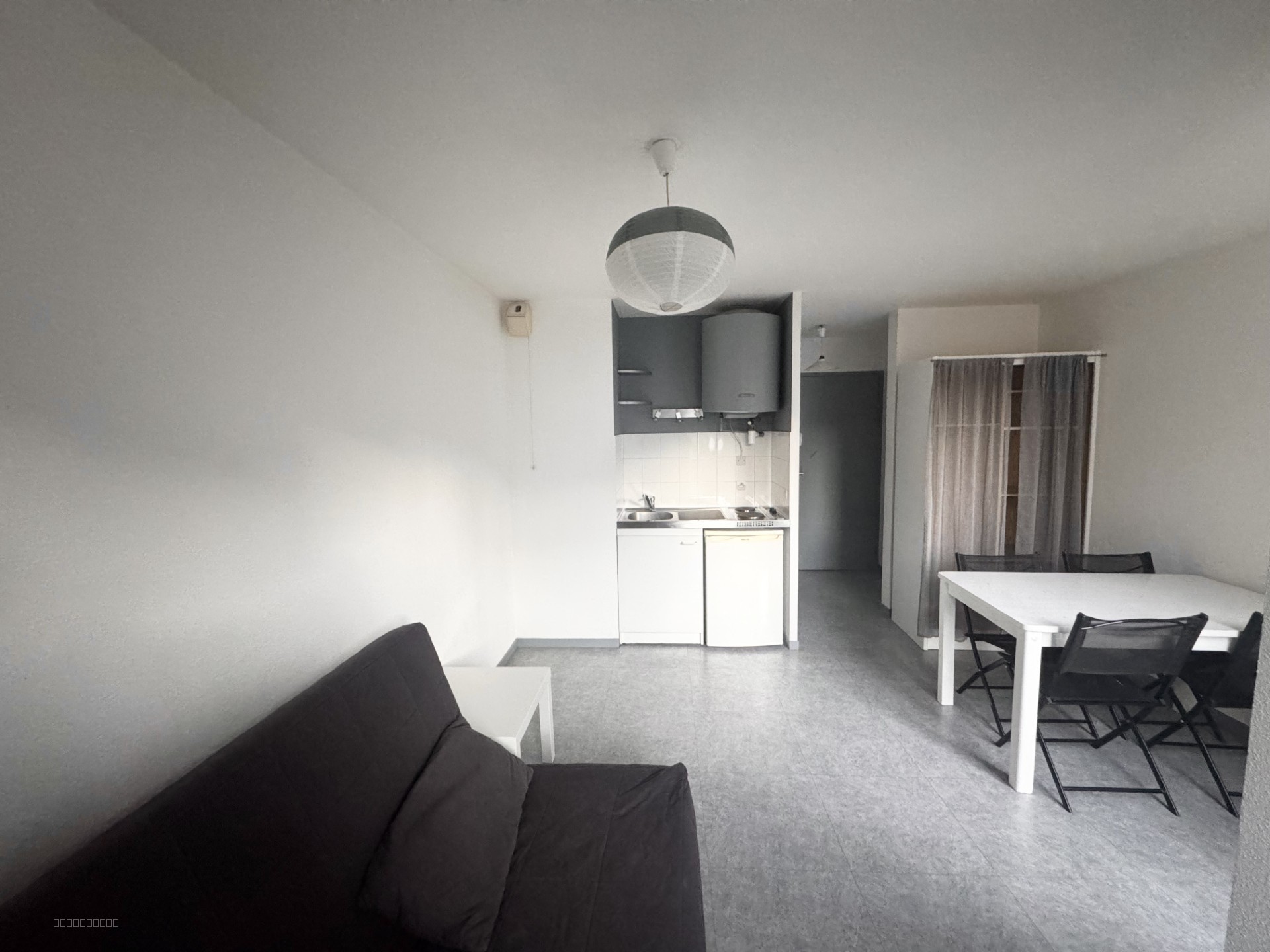 Studio rue Ponsard avec place privative couverte — photo 4