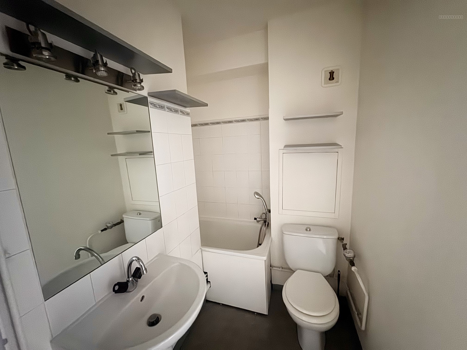 Studio rue Ponsard avec place privative couverte — photo 5