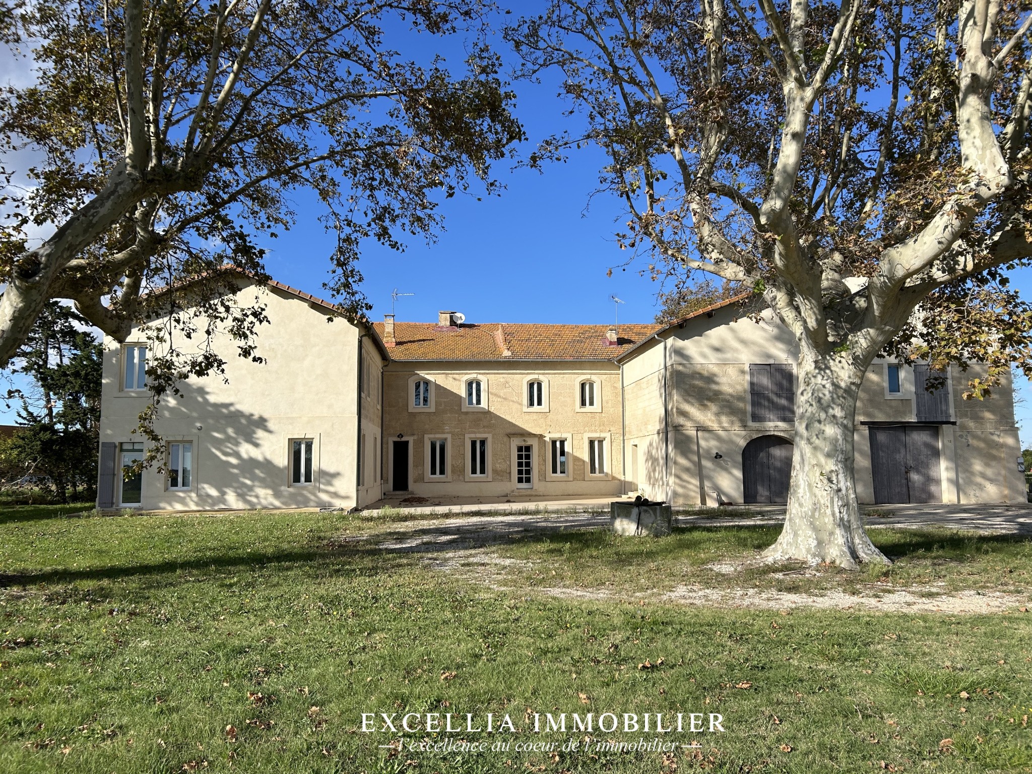 Bien immobilier à vendre à Arles, 1 240 m², 35 pièces – photo 1 sur 16