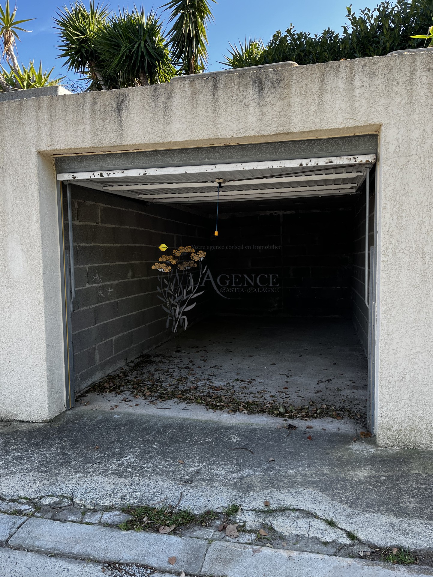 Garage à louer à Ville di pietrabugno, 20 m² – photo 1 sur 2