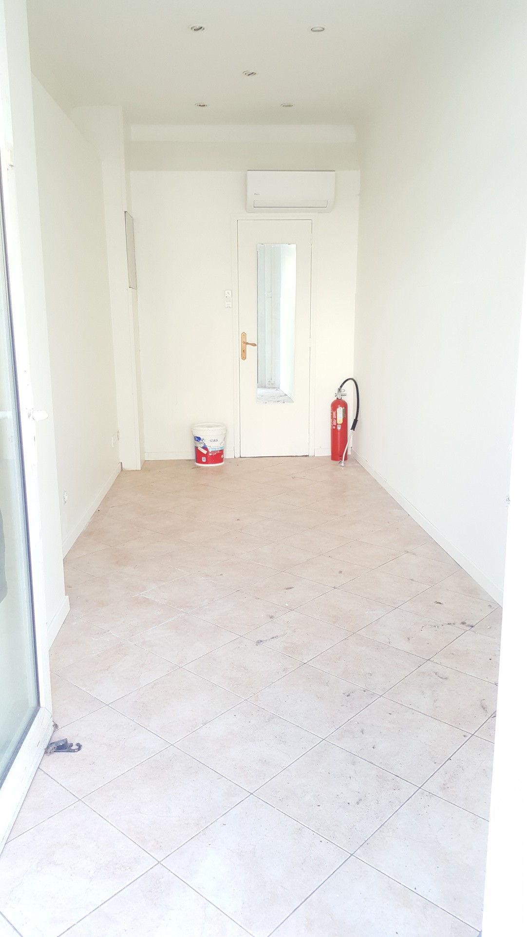 Local commercial à louer à Cambrai, 1 100 m² – photo 2 sur 3