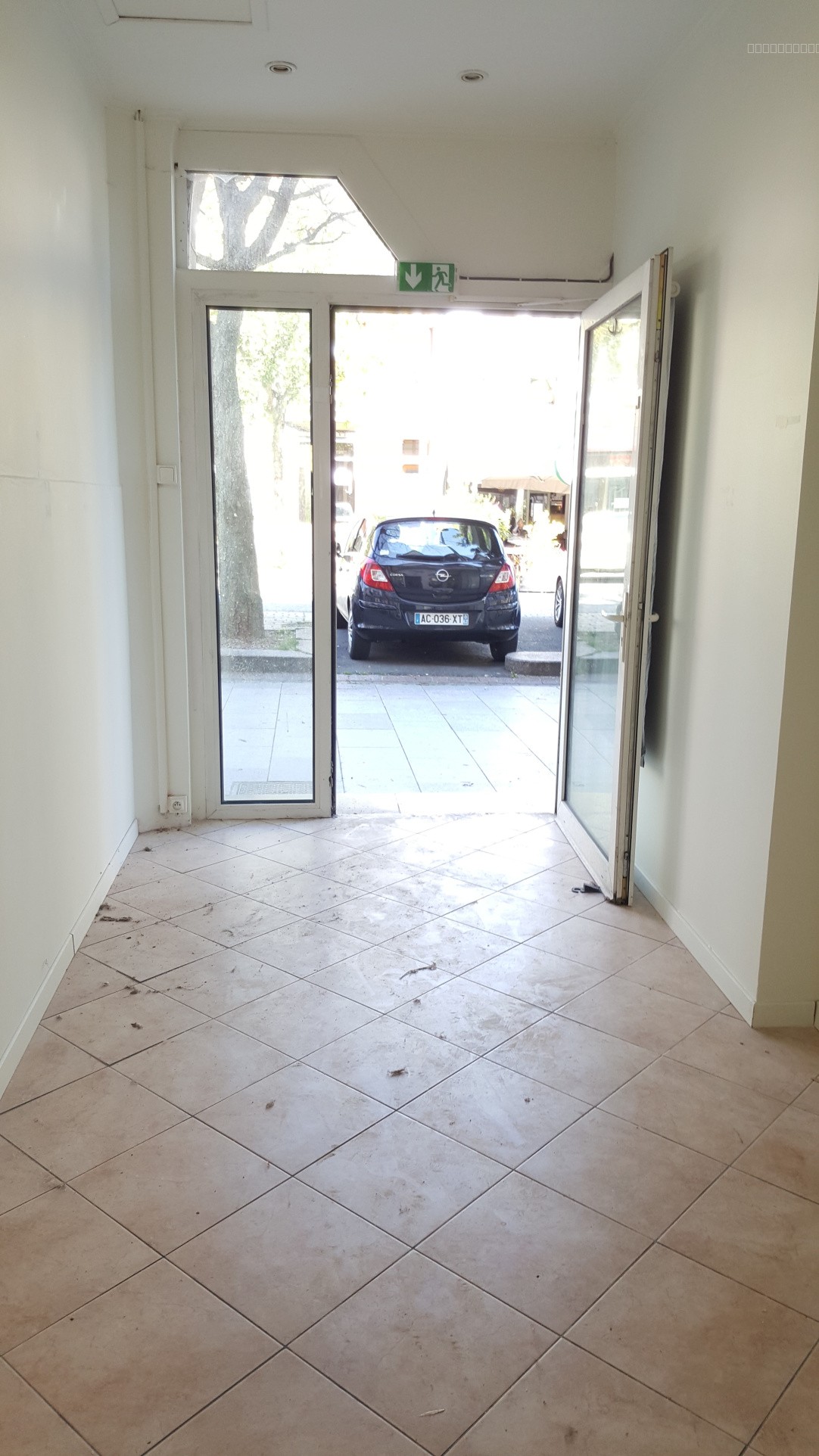 Local commercial à louer à Cambrai, 1 100 m² – photo 3 sur 3