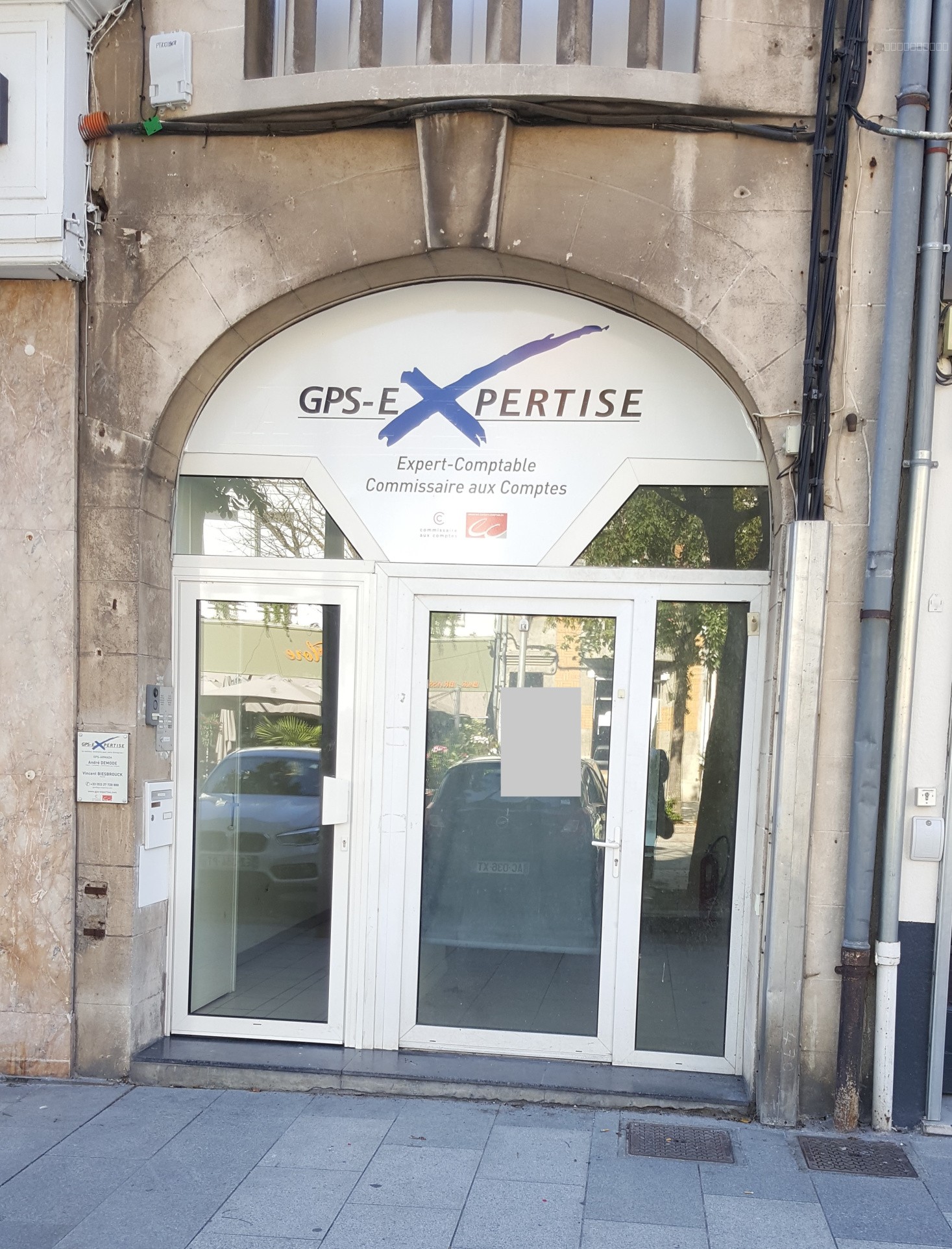 Local commercial à louer à Cambrai, 1 100 m² – photo 1 sur 3