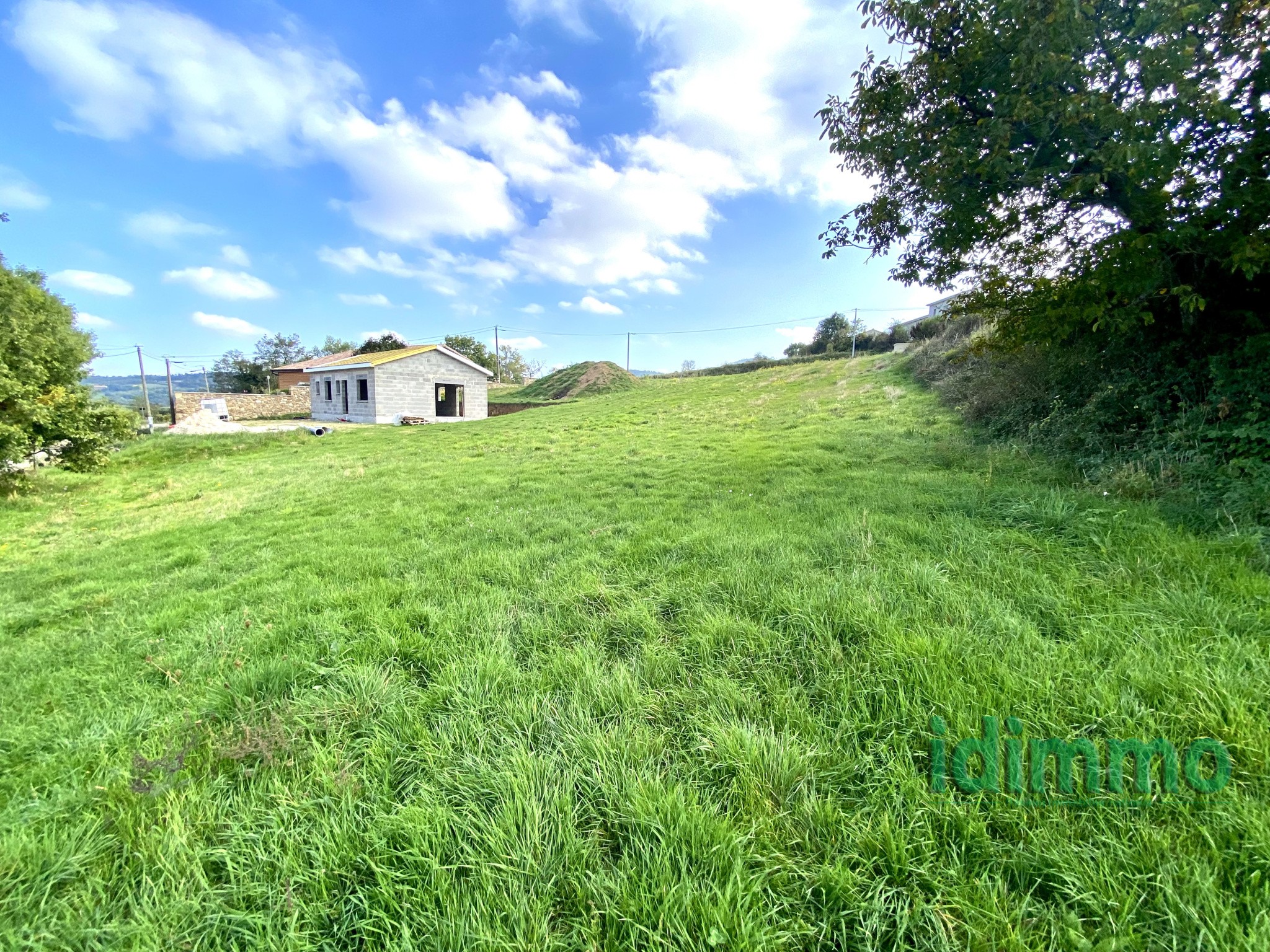 Bien immobilier à vendre à Preaux, 1 019 m² – photo 1 sur 4