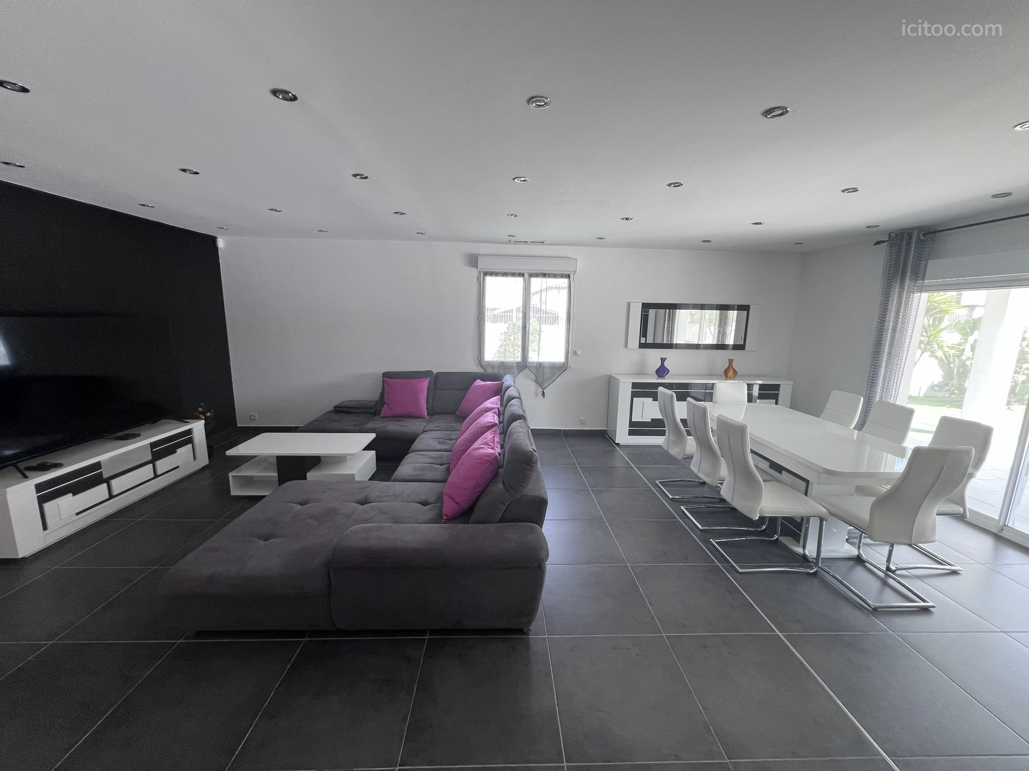 Villa à vendre à Montady : grand salon avec canapé gris et table à manger blanche