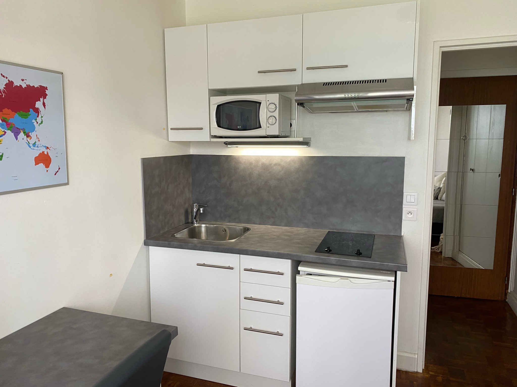 Canal St Martin, 29 rue Louis BLANC Studio meublé 13m2 RdC Prêt à louer Cave — photo 2