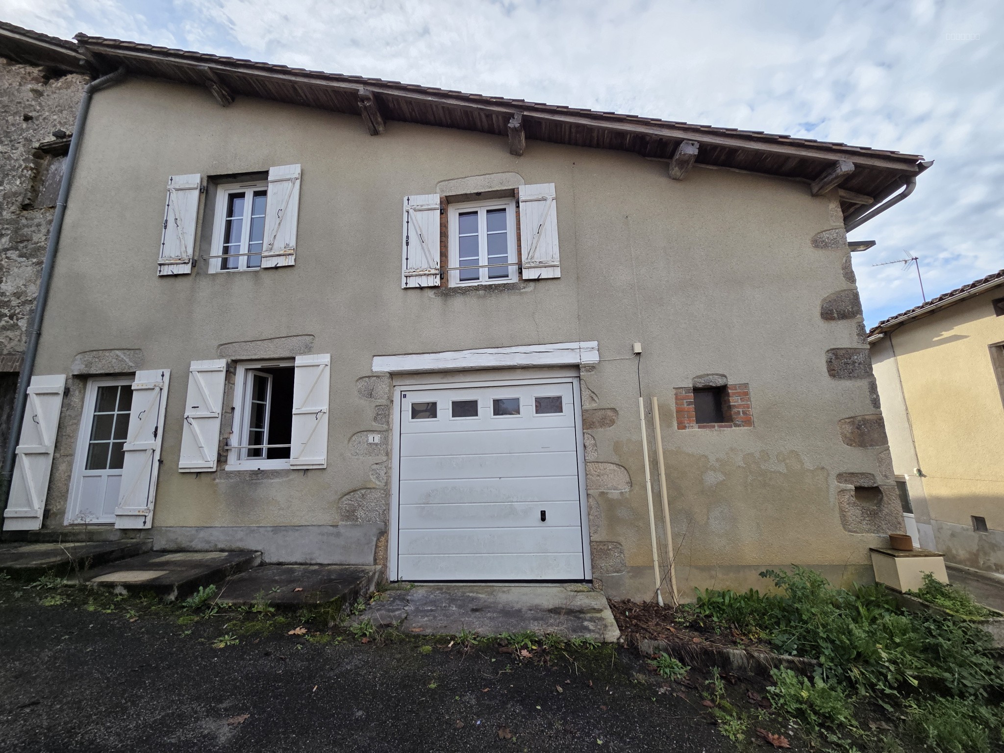 Bien immobilier à vendre à Brigueuil, 300 m², 3 pièces – photo 1 sur 6
