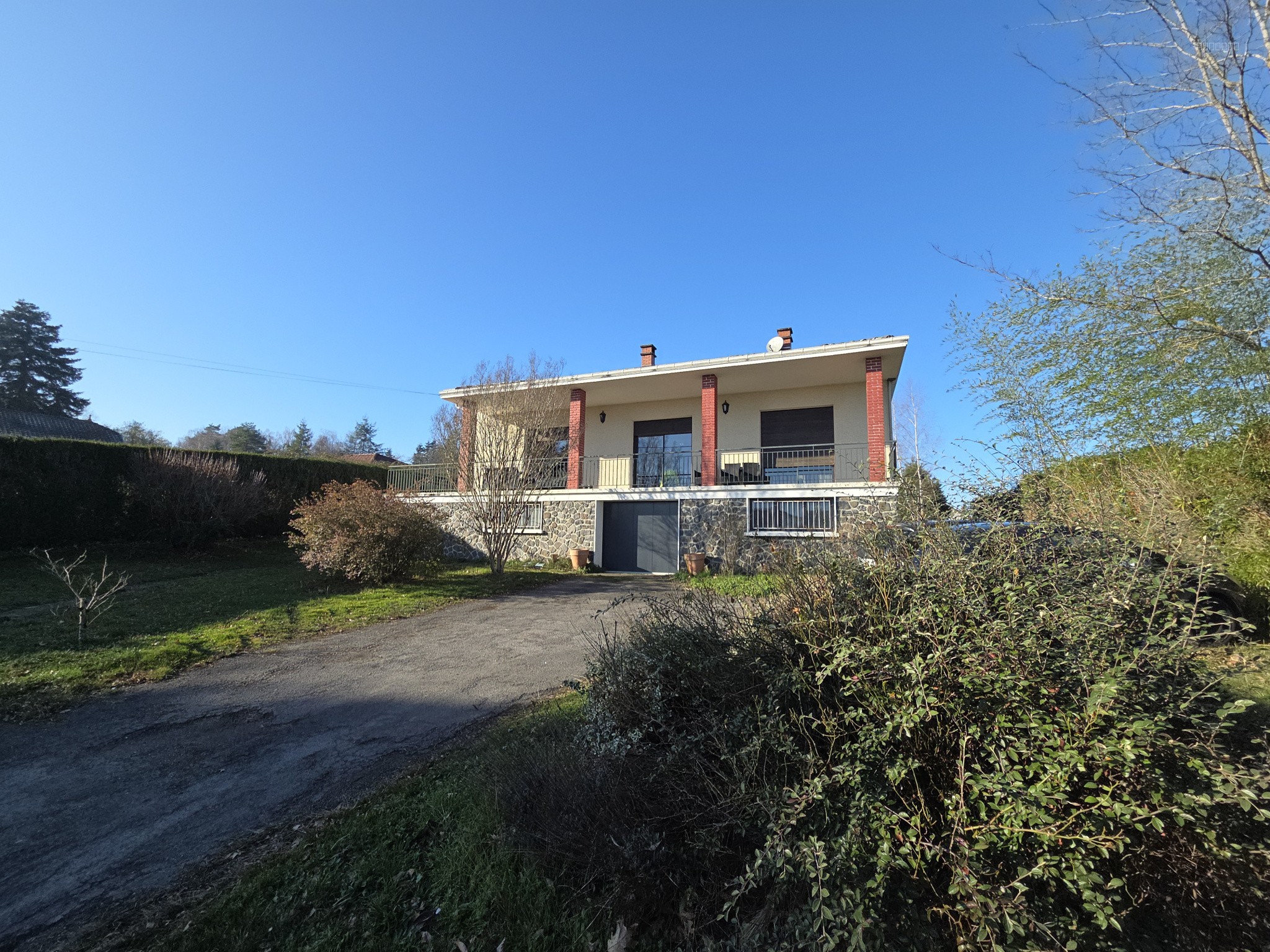 Maison à vendre à Rochechouart, 126 m², 5 pièces – photo 1 sur 8