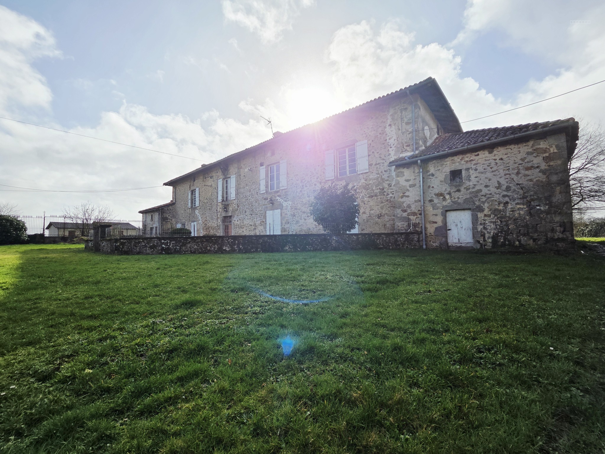 Bien immobilier à vendre à Maisonnais sur tardoire, 320 m², 8 pièces – photo 1 sur 10