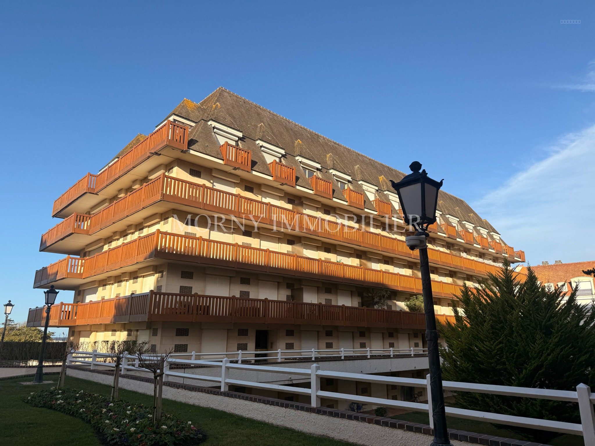 Appartement à vendre à Deauville, 1 200 m², 2 pièces – photo 1 sur 8