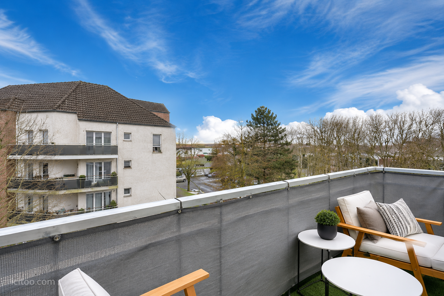 Appartement à vendre à Pontault-Combault : terrasse avec mobilier de jardin et vue sur les arbres