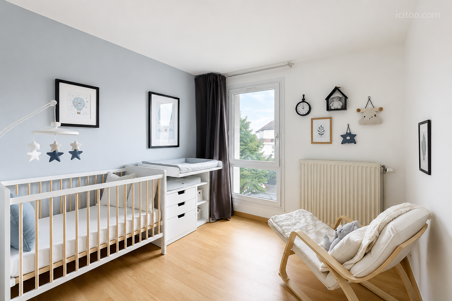 Appartement à vendre à Pontault-Combault : chambre lumineuse avec berceau blanc et commode à langer