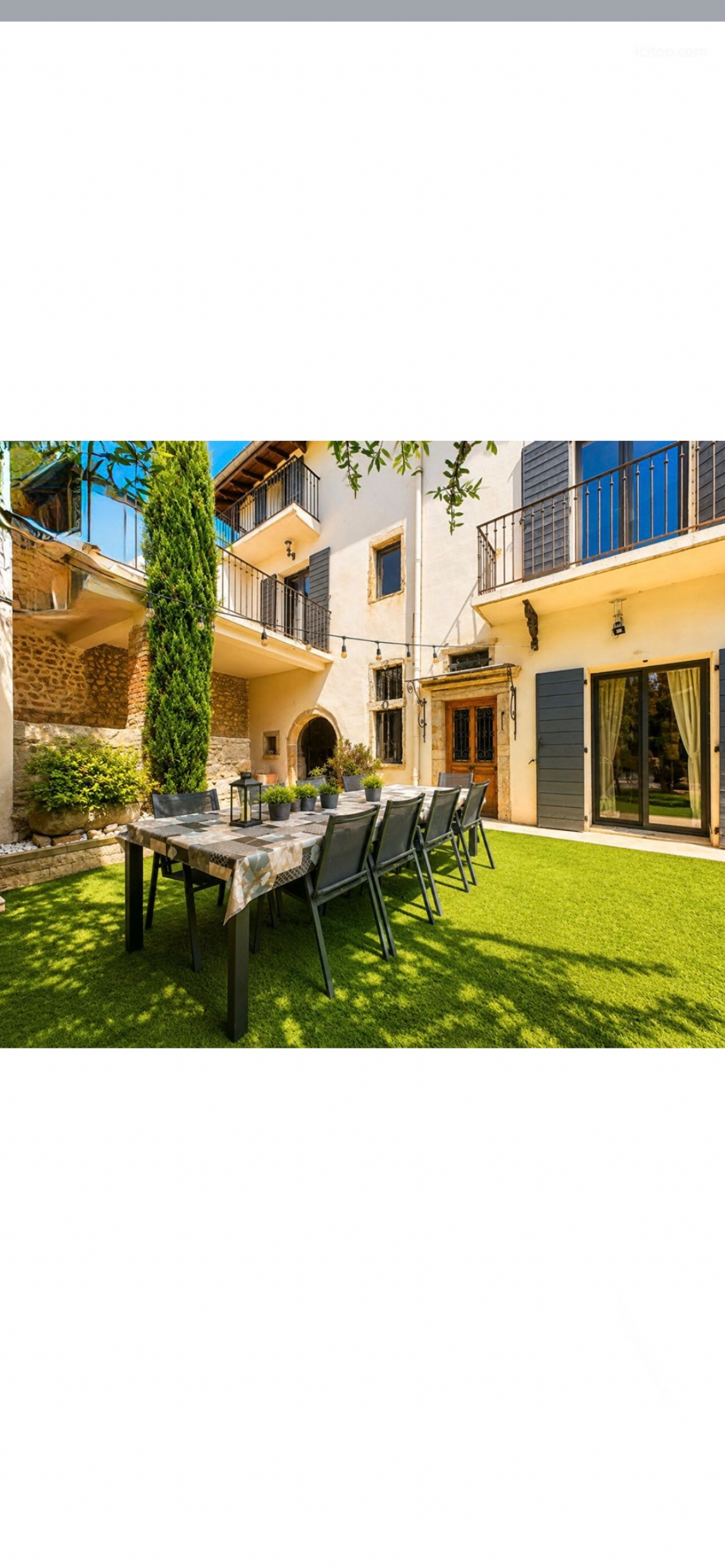 Villa à vendre à Millery : table dressée avec chaises sur pelouse artificielle, façade de maison avec balcons