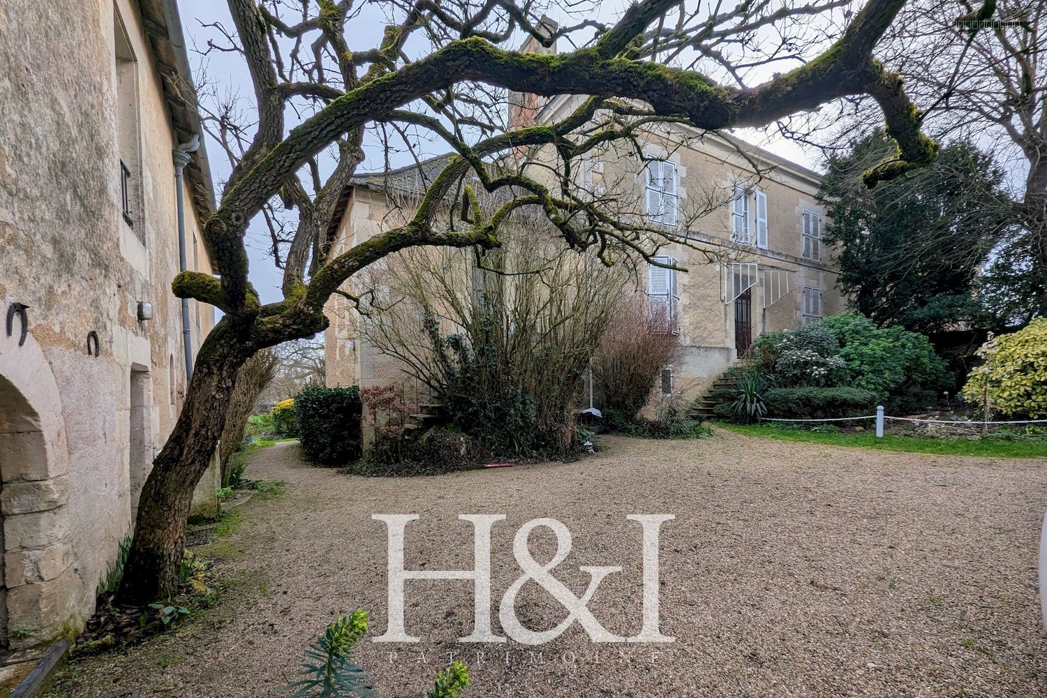 Bien immobilier à vendre à Jaunay clan, 250 m², 10 pièces – photo 1 sur 17
