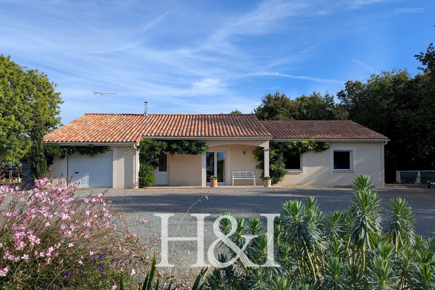 Maison à vendre à Coulombiers, 1 150 m², 5 pièces – photo 1 sur 12