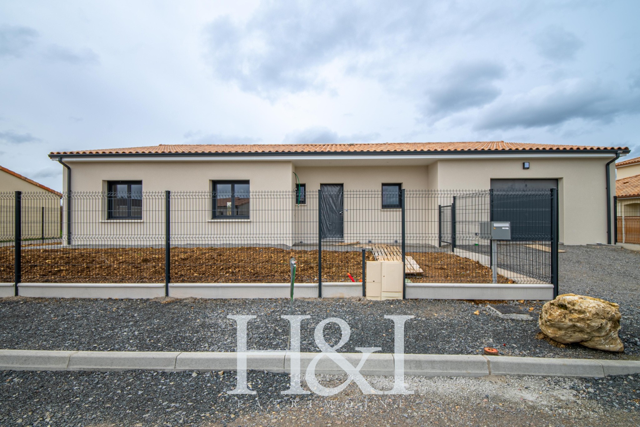 Maison à louer à Neuville de poitou, 142,93 m², 5 pièces – photo 1 sur 12