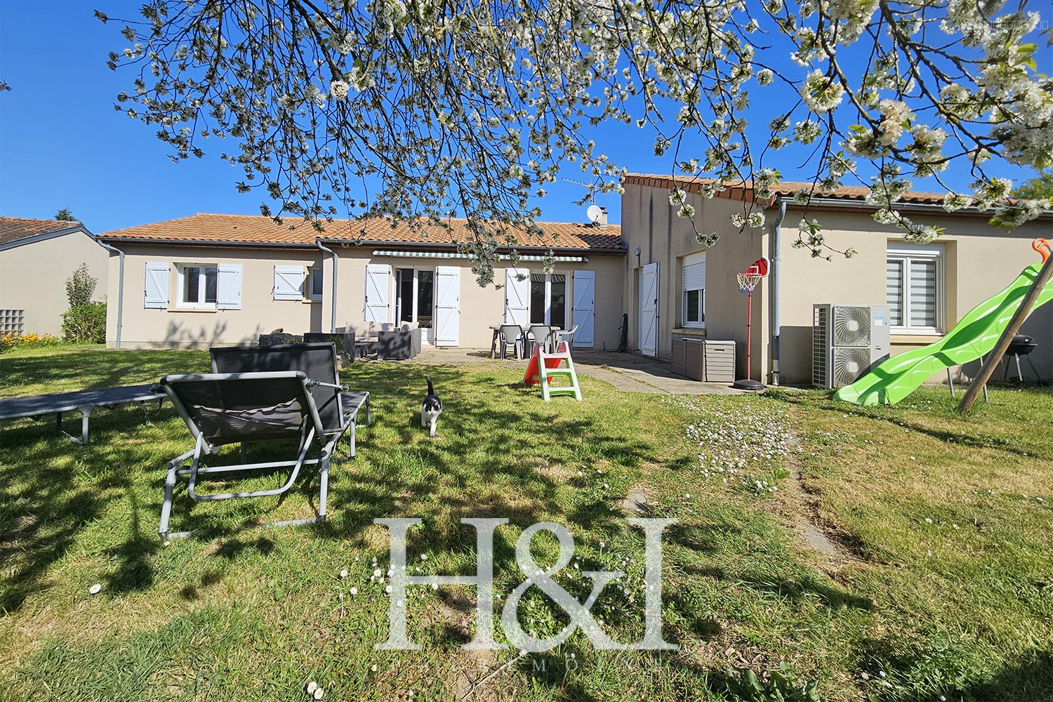 Maison à vendre à Nieuil l espoir, 145 m², 5 pièces – photo 1 sur 12