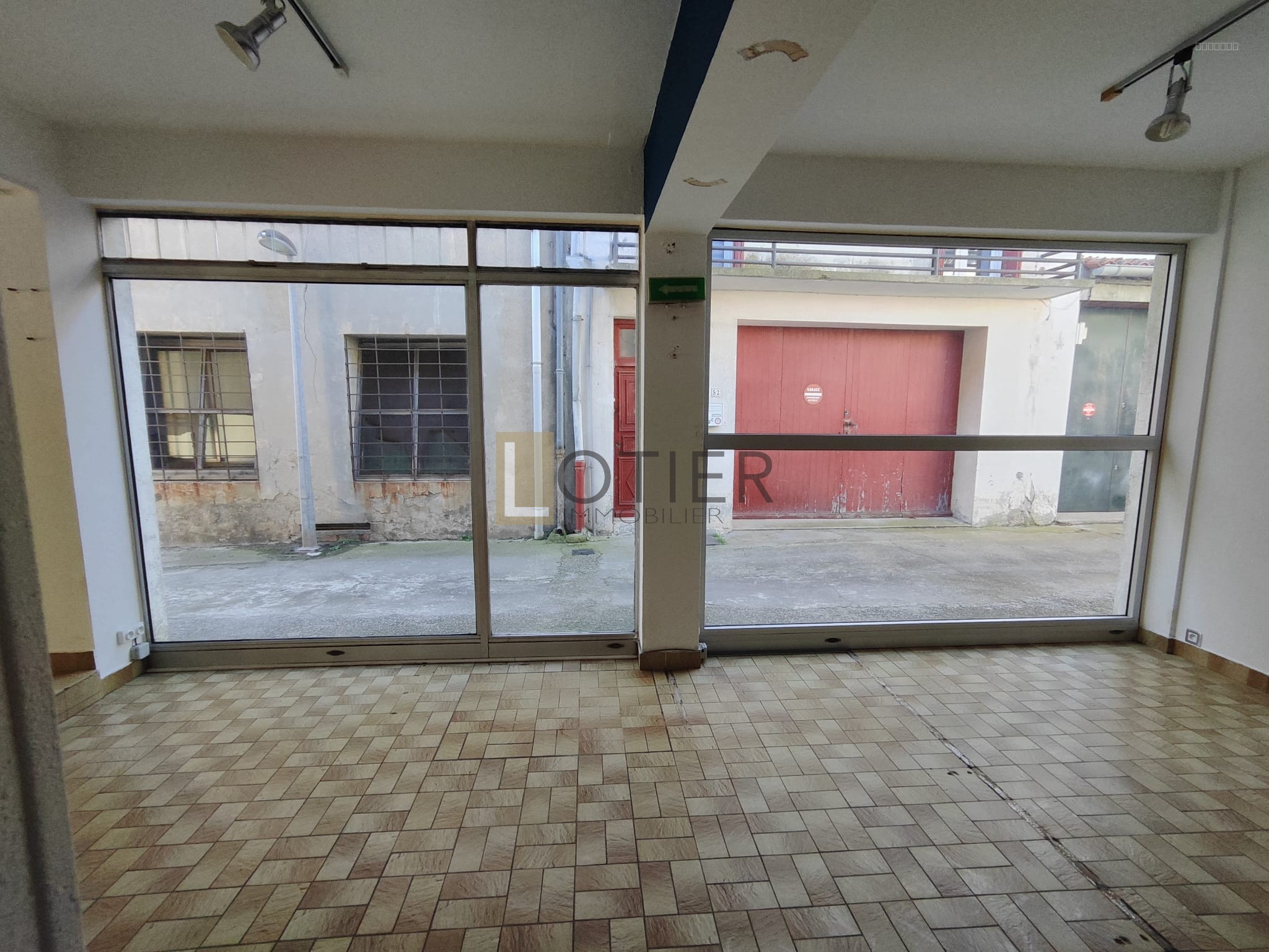 Immeuble avec 1 local commercial et 1 T4 — photo 1