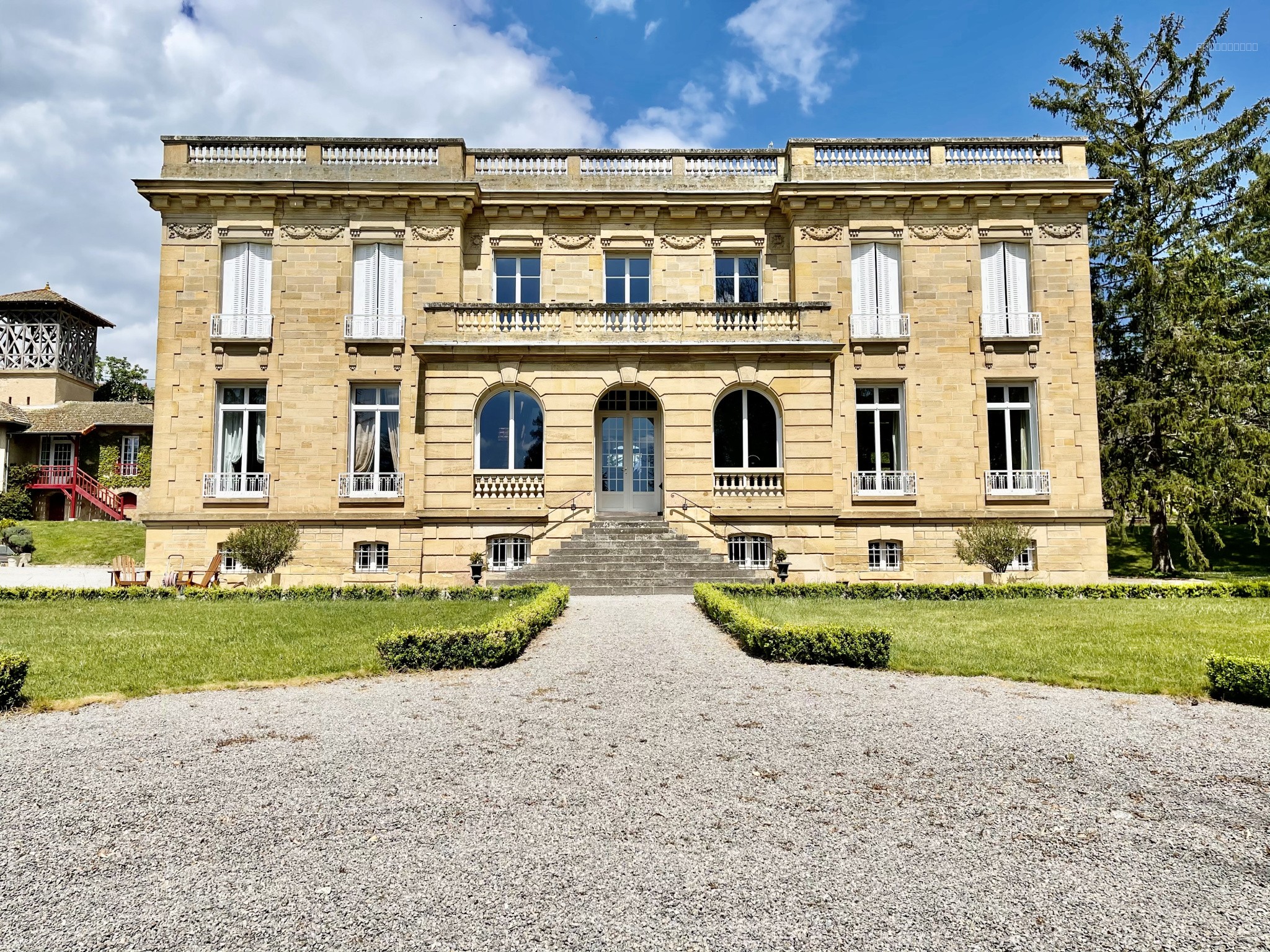 Bien immobilier à vendre à Moulins, 580 m², 10 pièces – photo 1 sur 19