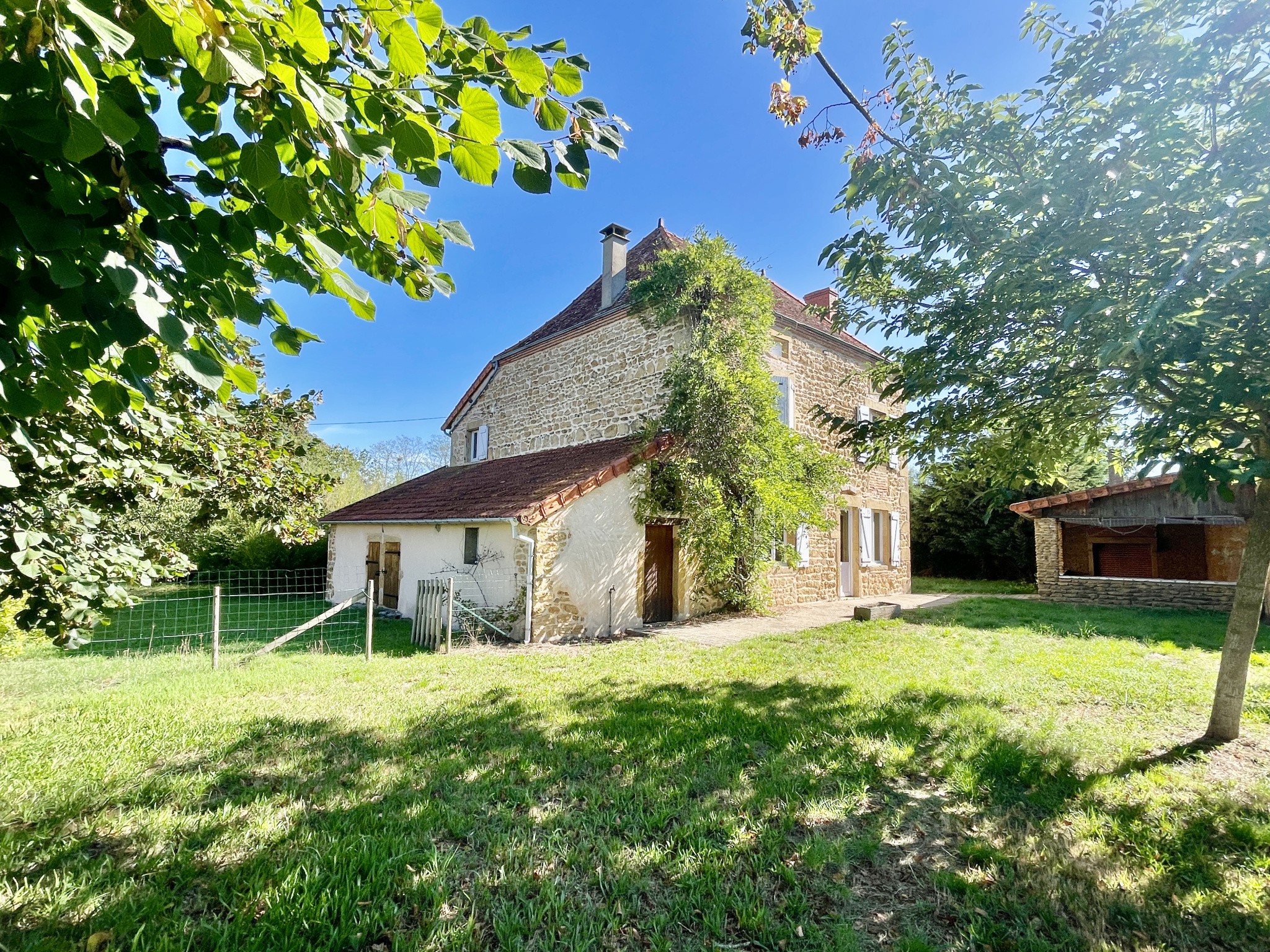 Bien immobilier à vendre à Paray le monial, 140 m², 7 pièces – photo 1 sur 12