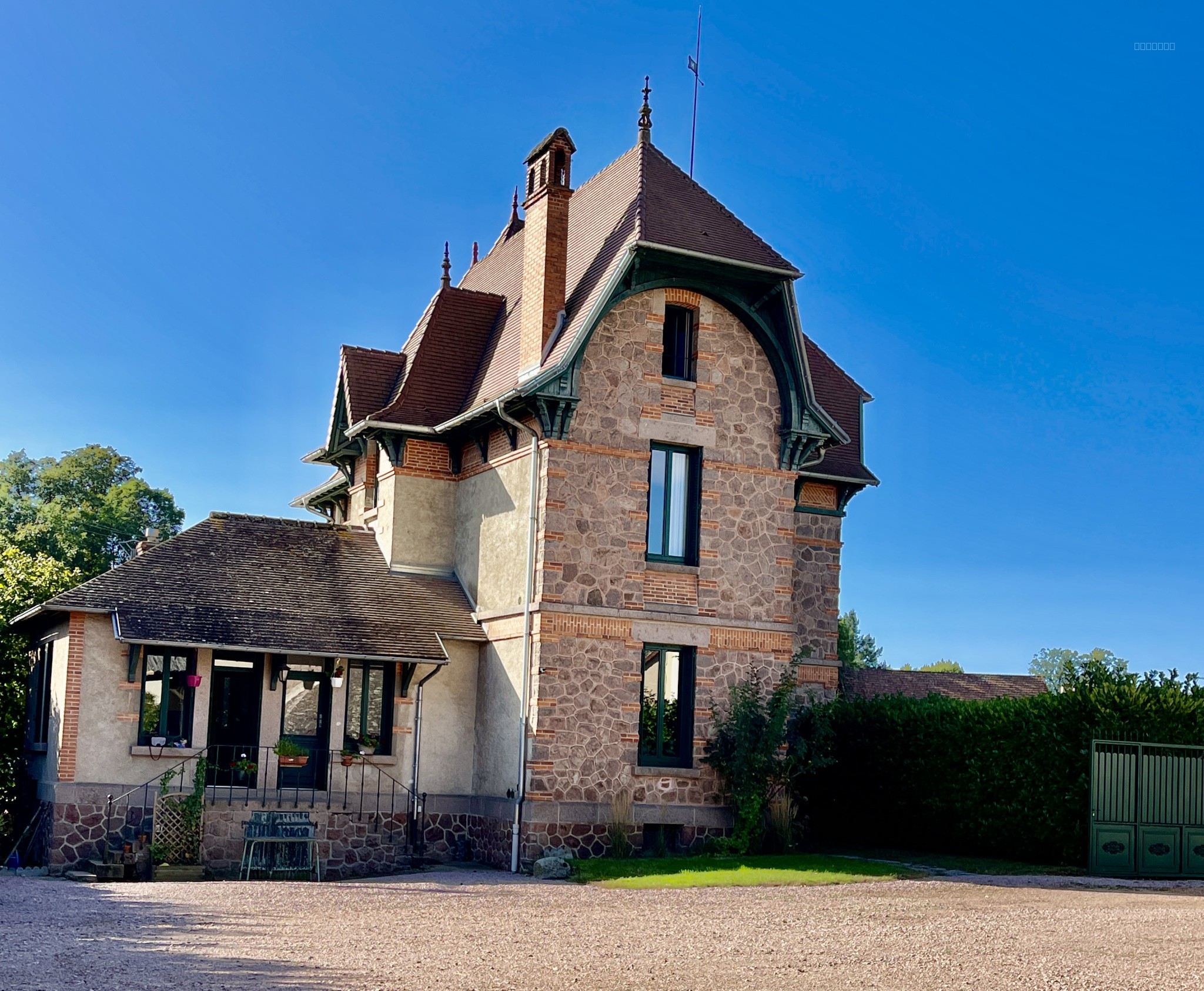 Bien immobilier à vendre à Le donjon, 200 m², 8 pièces – photo 1 sur 13
