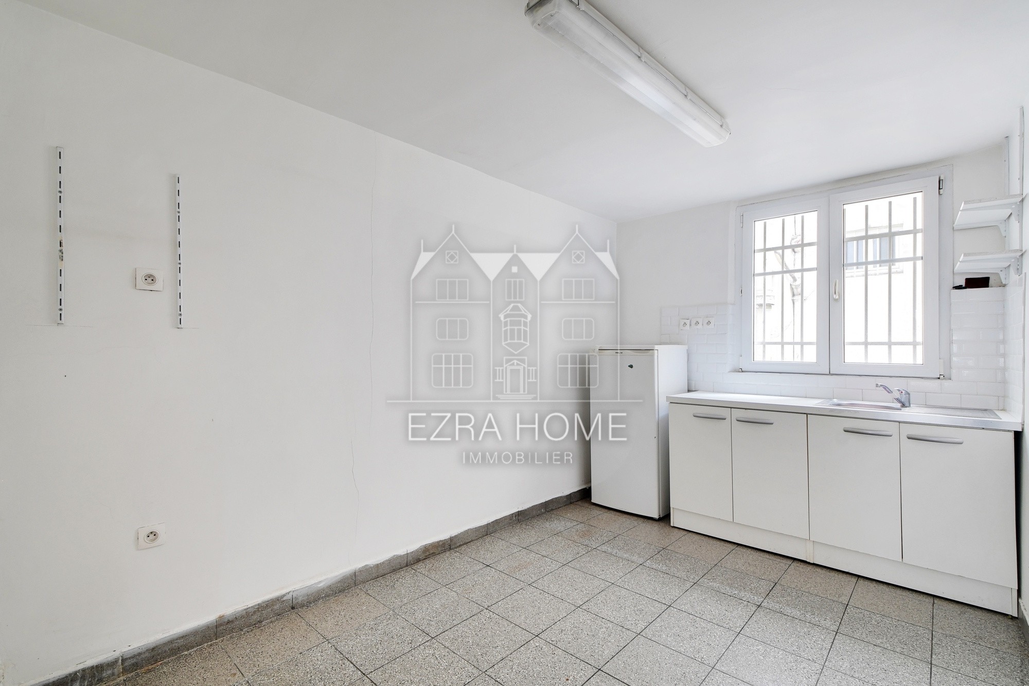 75010 PARIS - PORTE DE SAINT DENIS - MURS DE BOUTIQUE — photo 6