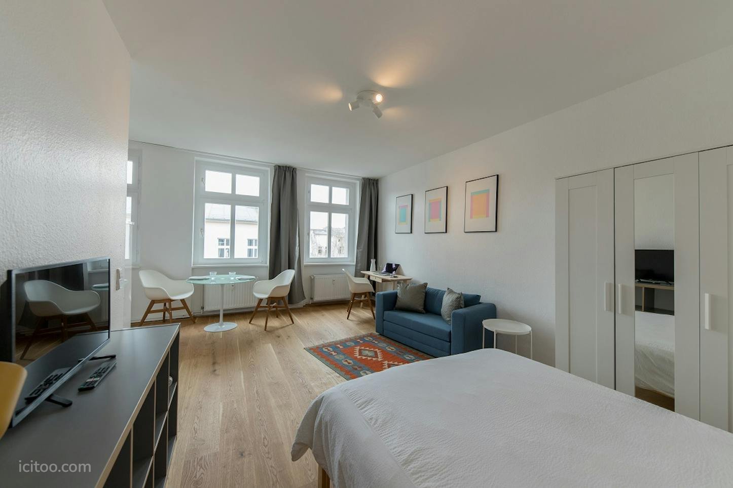 Studio à louer à Le Blanc-Mesnil : espace salon avec canapé bleu, table ronde et lit