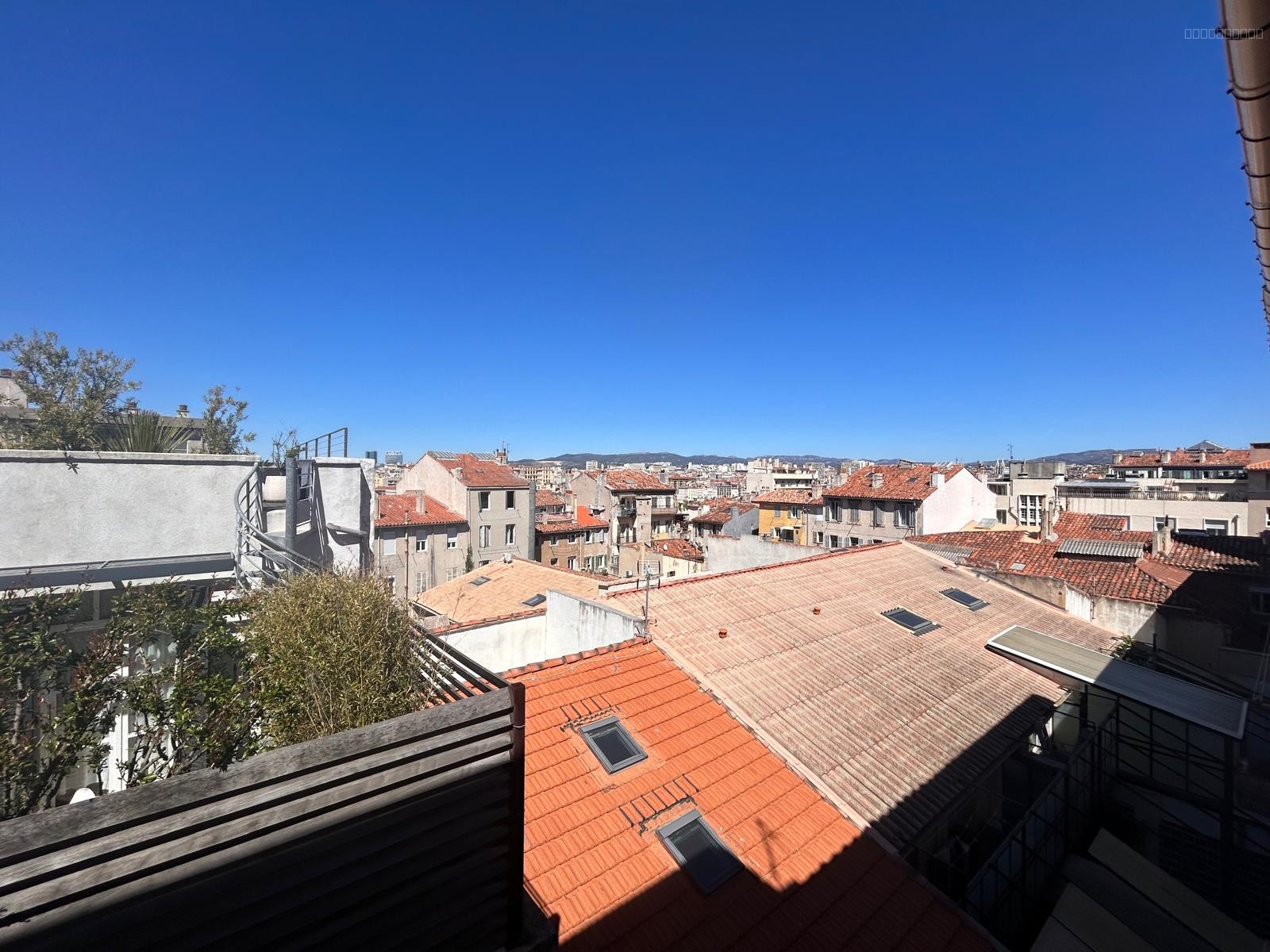 Grand studio 28m2 meublé vue sur les toits de Marseille — photo 7