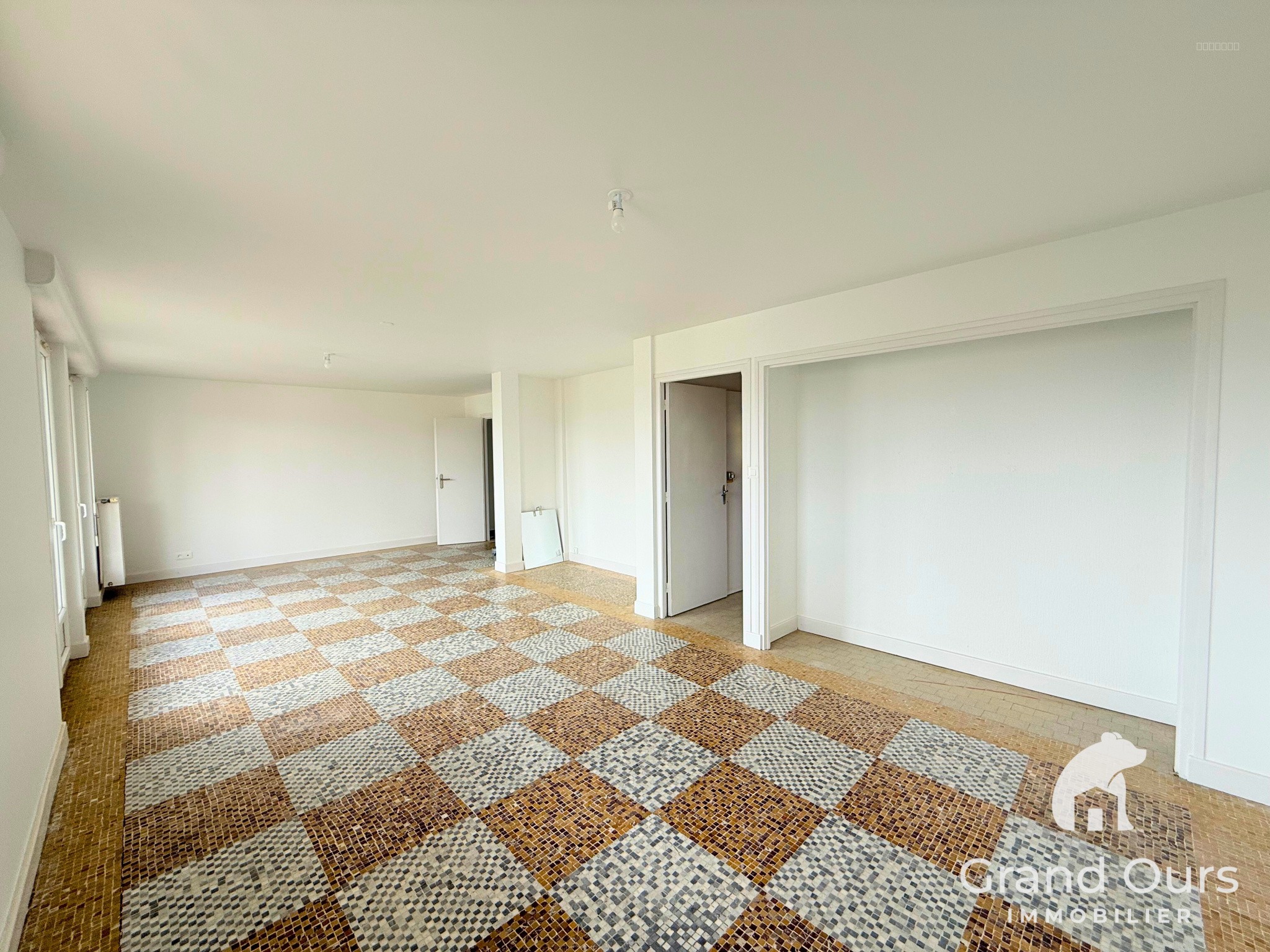 Appartement à vendre à Yzeure, 1 010 m², 5 pièces – photo 3 sur 9