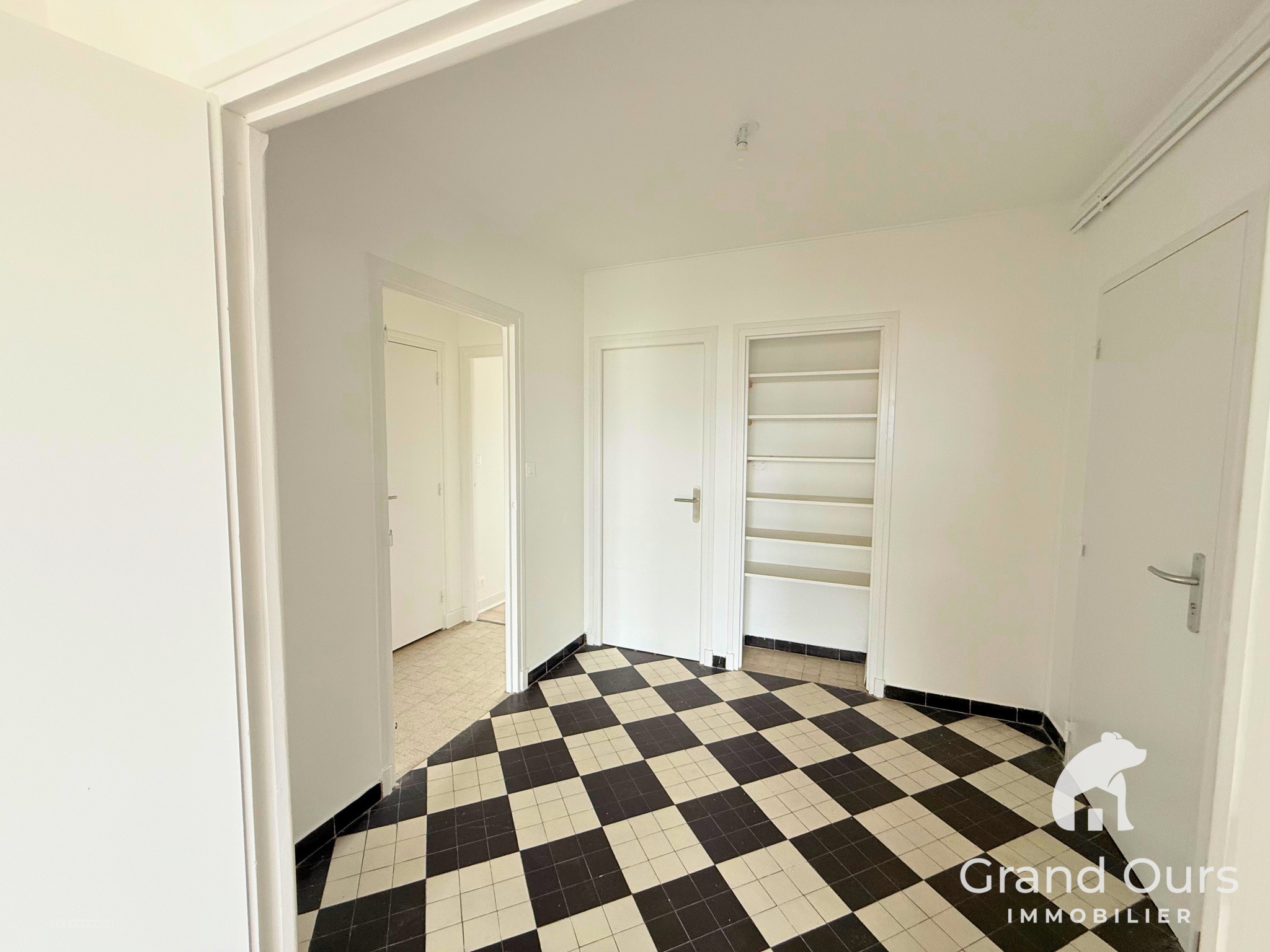 Appartement à vendre à Yzeure, 1 010 m², 5 pièces – photo 2 sur 9