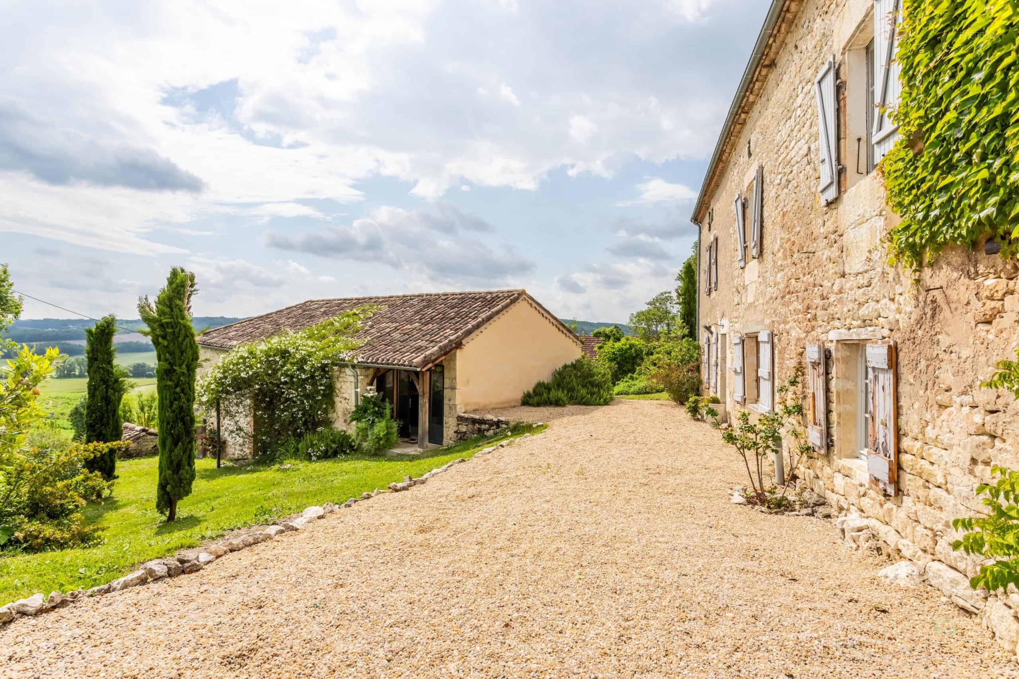 Maison à vendre à Montcuq, 317 m², 6 pièces – photo 1 sur 20