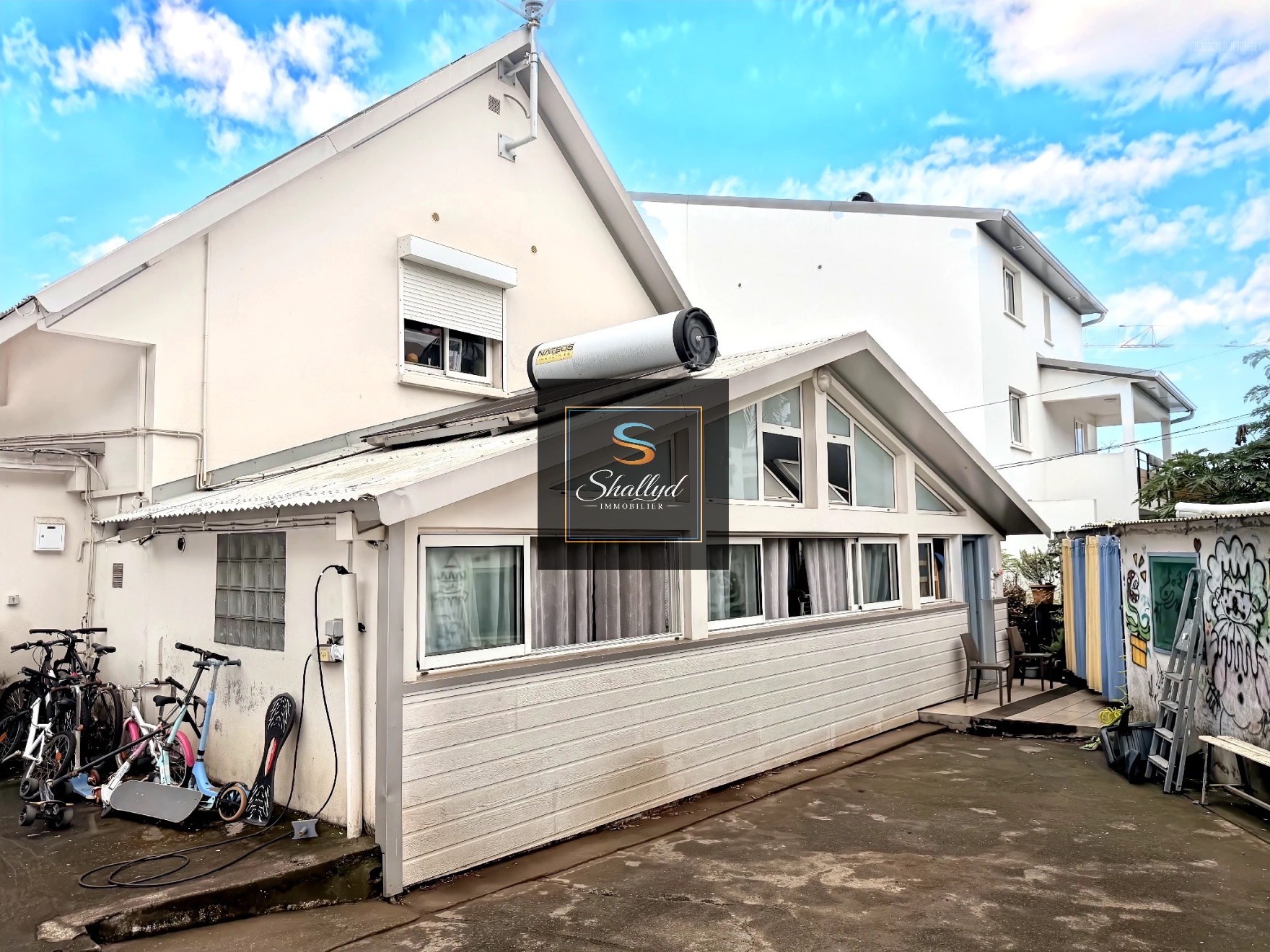 Villa à vendre à Le tampon, 203 m², 9 pièces – photo 1 sur 9