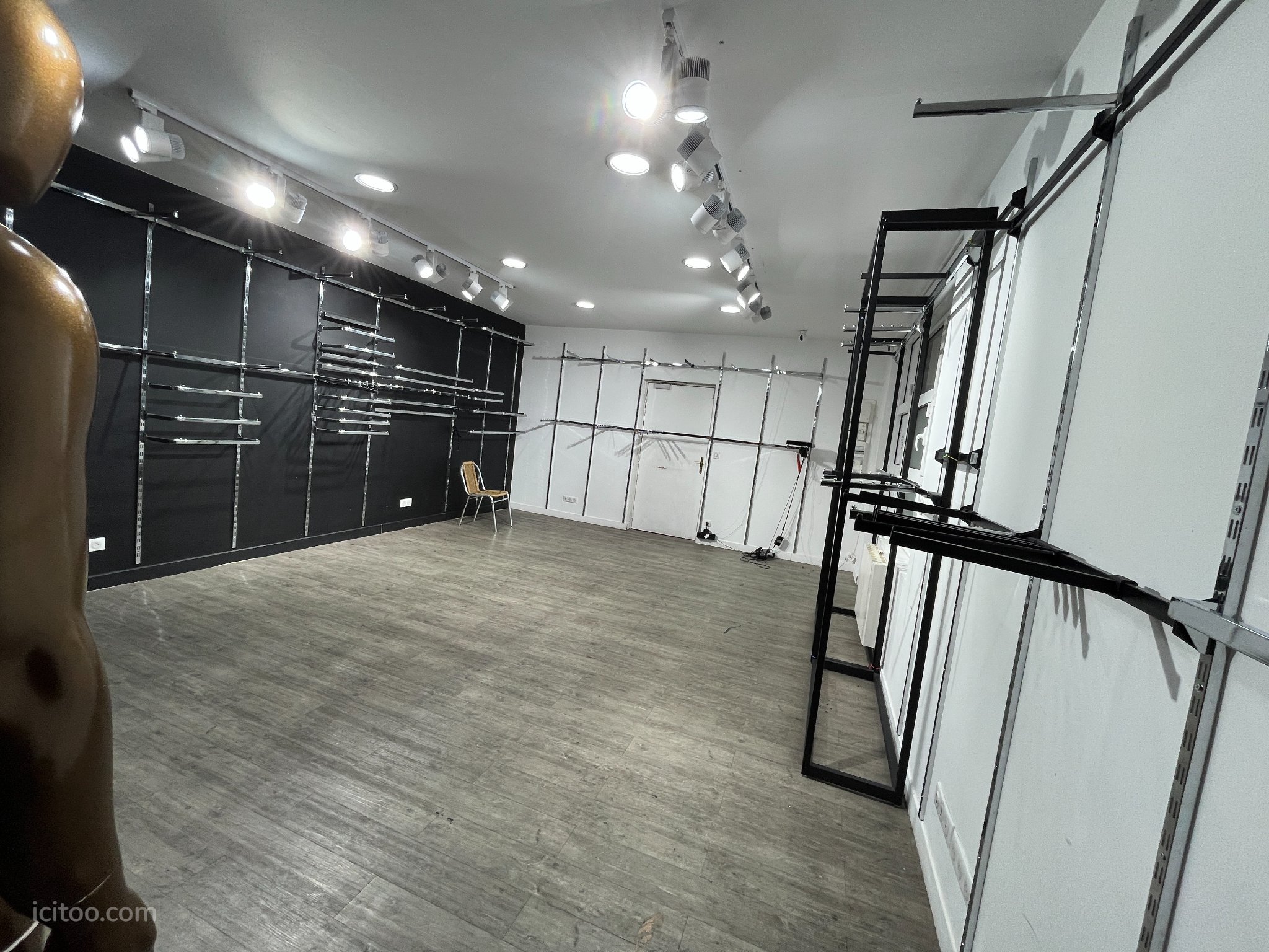 Local commercial à vendre à Saint-Denis : intérieur d'un local commercial vide avec étagères métalliques et éclairage