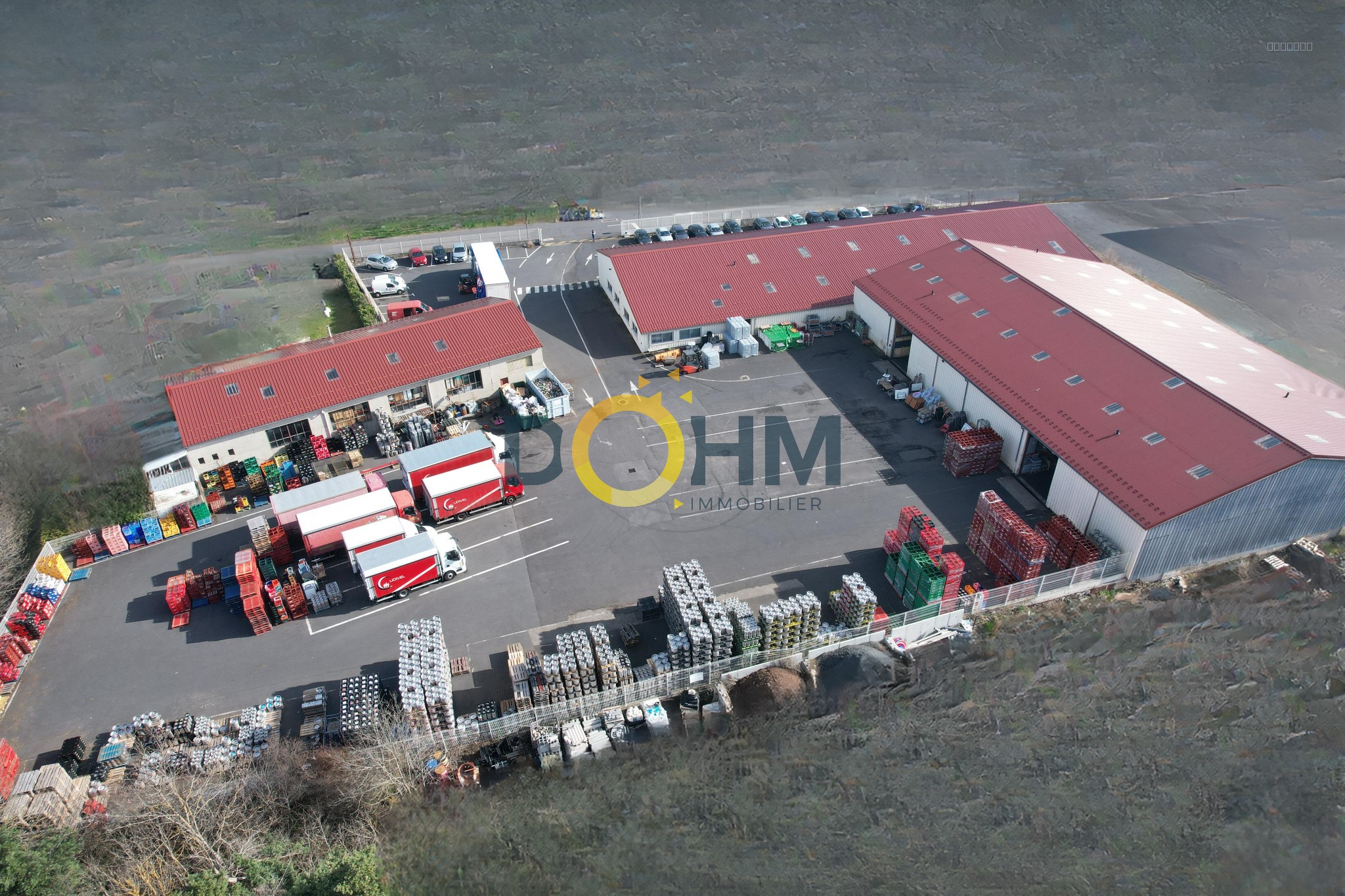 Dépot de 2612 m2 avec 3 bâtiments et 7145 m2 de terrain — photo 1