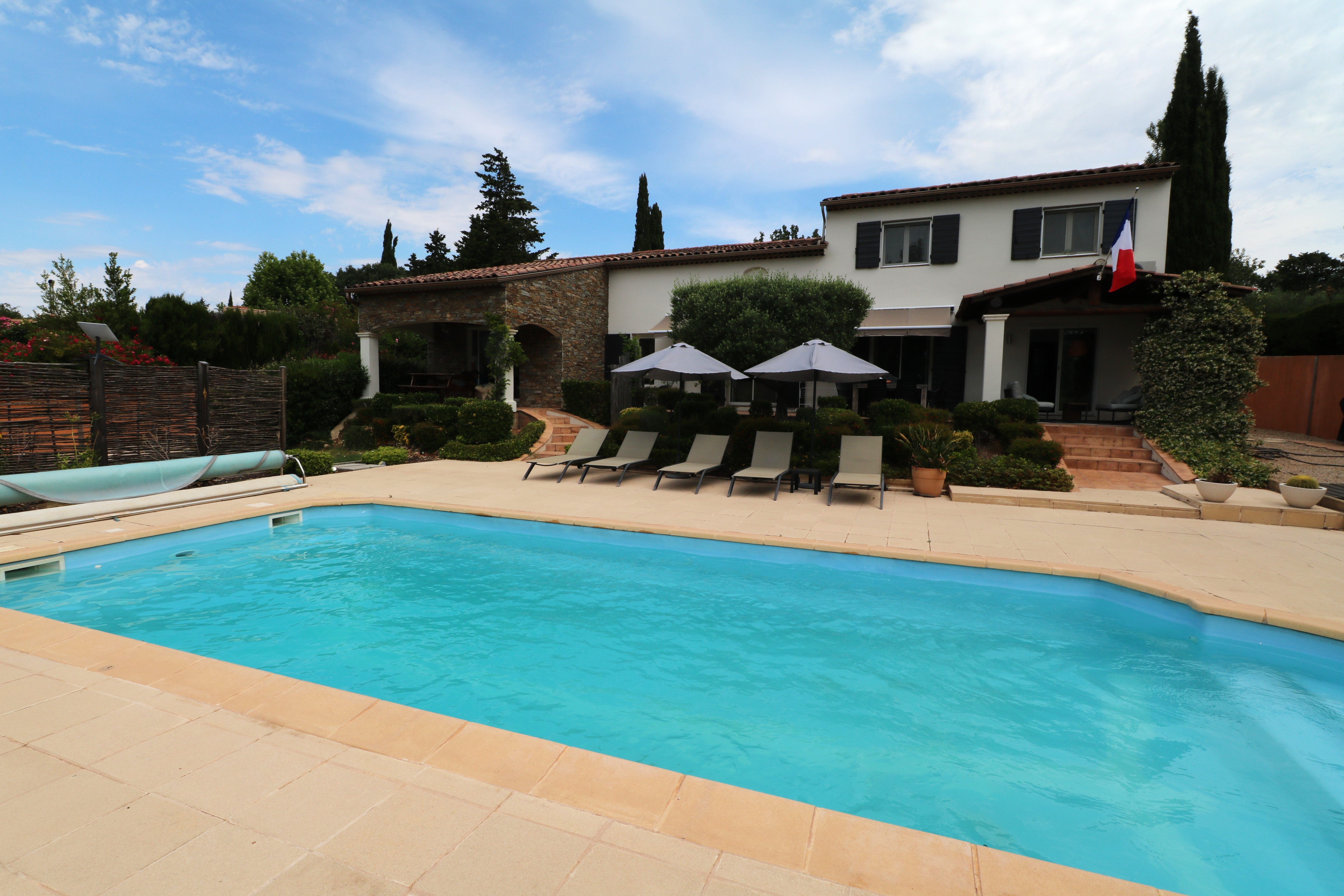 Bien immobilier à vendre à Bagnols en foret, 260 m², 8 pièces – photo 1 sur 9