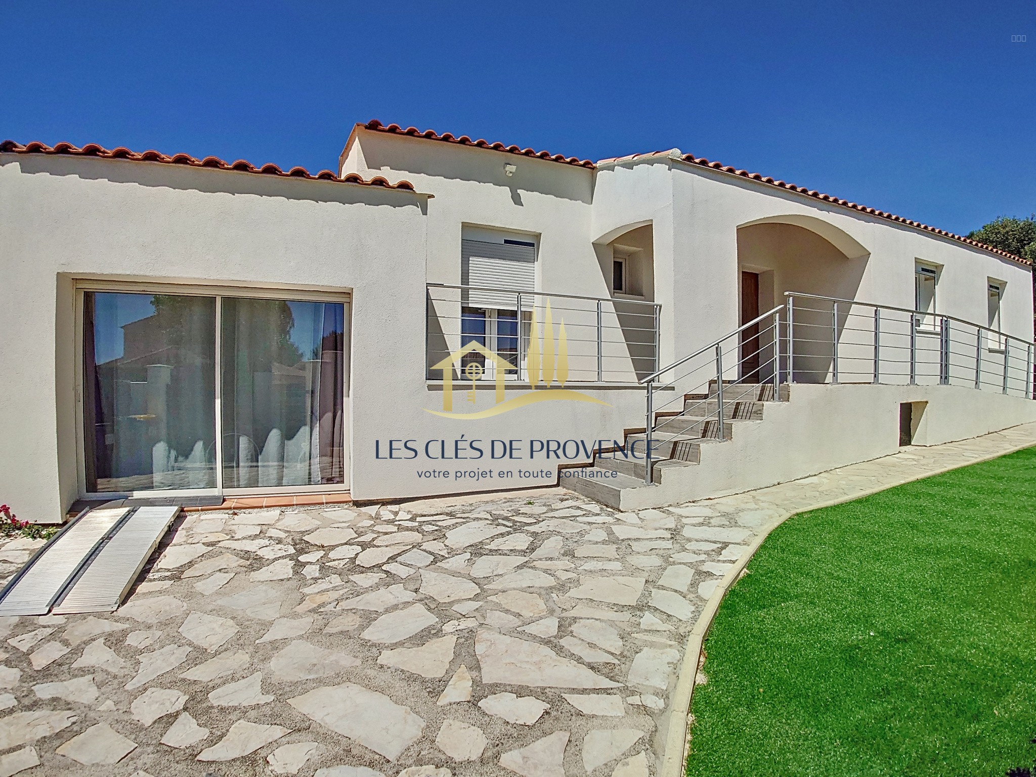 Maison à vendre à Rognac, 733 m², 6 pièces – photo 1 sur 18