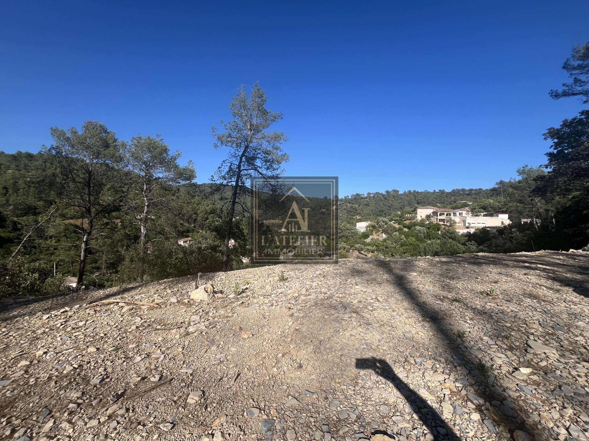 Bien immobilier à vendre à Belgentier, 1 540 m² – photo 2 sur 4
