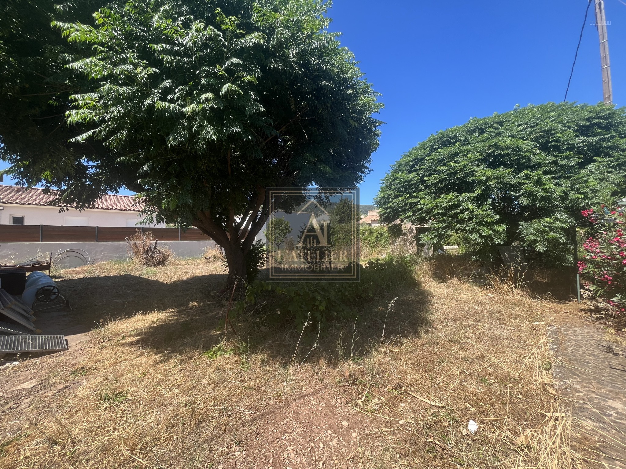 Bien immobilier à vendre à Sollies pont, 535 m² – photo 1 sur 5